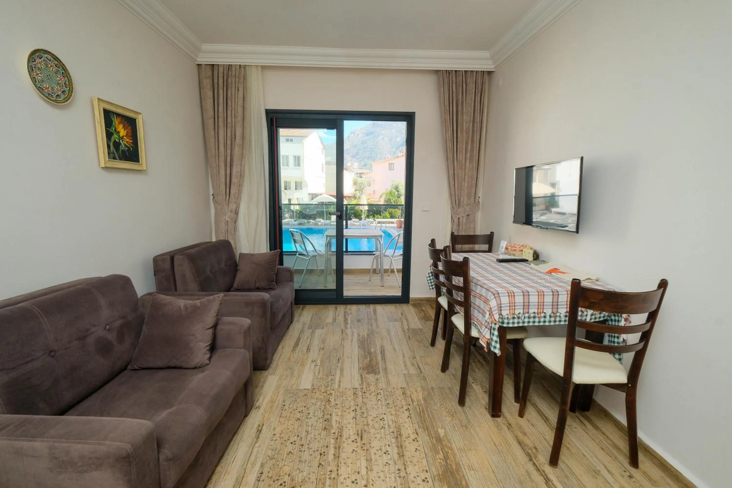 Dining area in Diplomat Suites