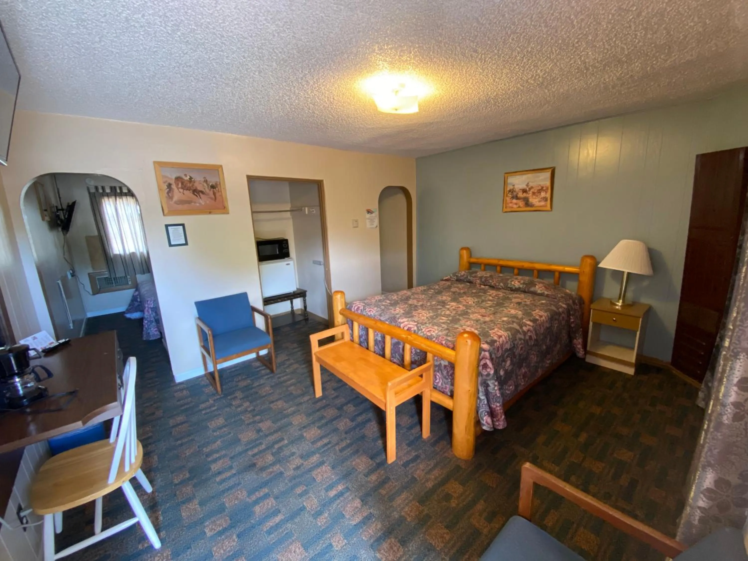 Photo of the whole room, Bed in Rainbow Motel