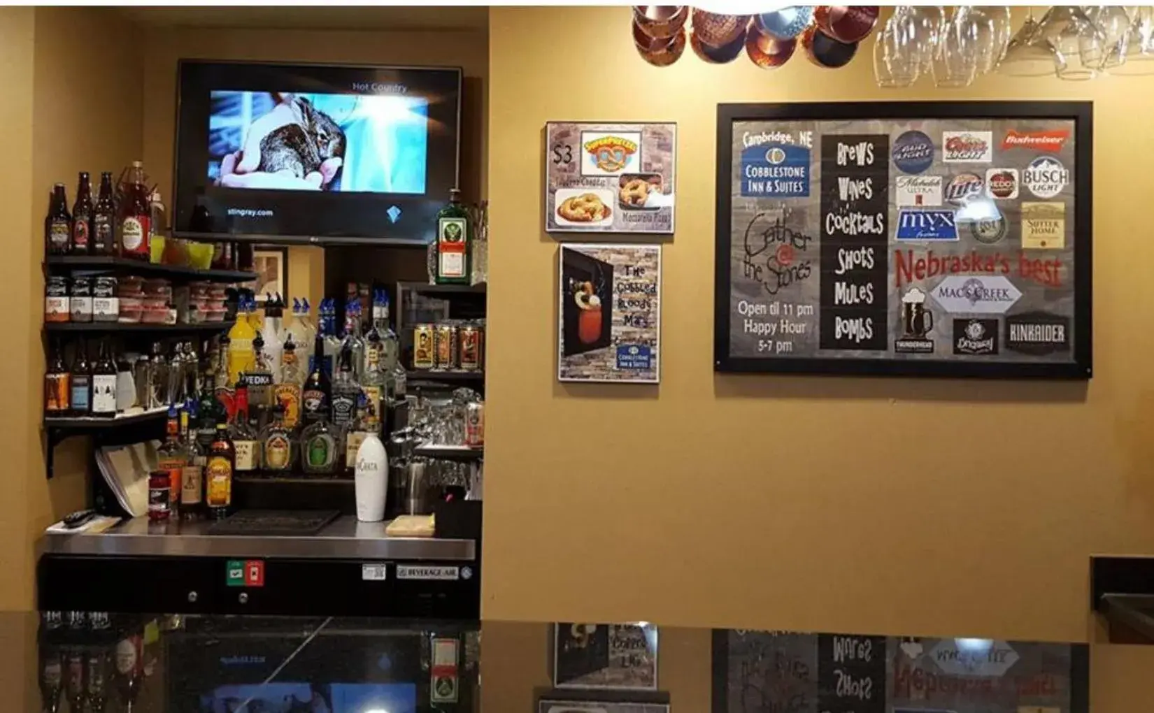 Lounge or bar in Cobblestone Inn & Suites Cambridge Lounge or bar in Cobblestone Inn & Suites Cambridge