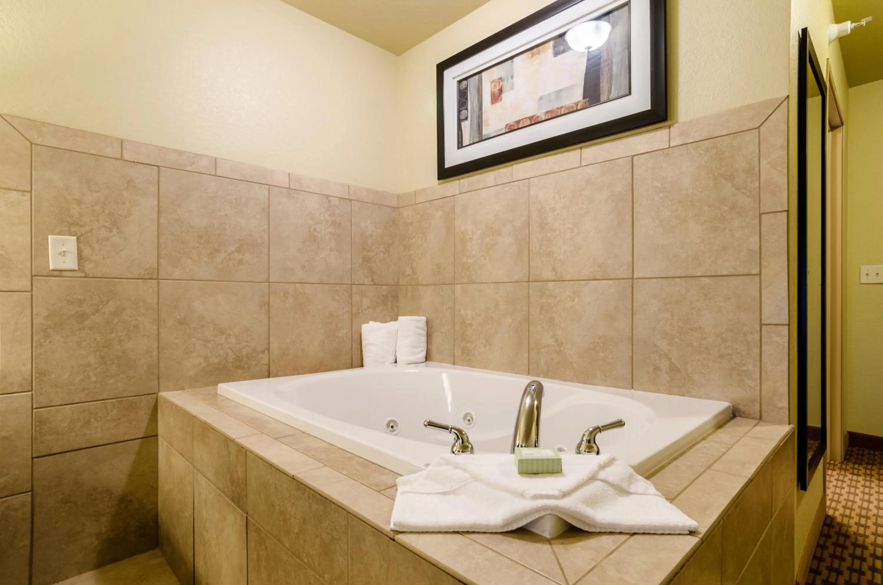 Bath in Cobblestone Inn & Suites Cambridge
