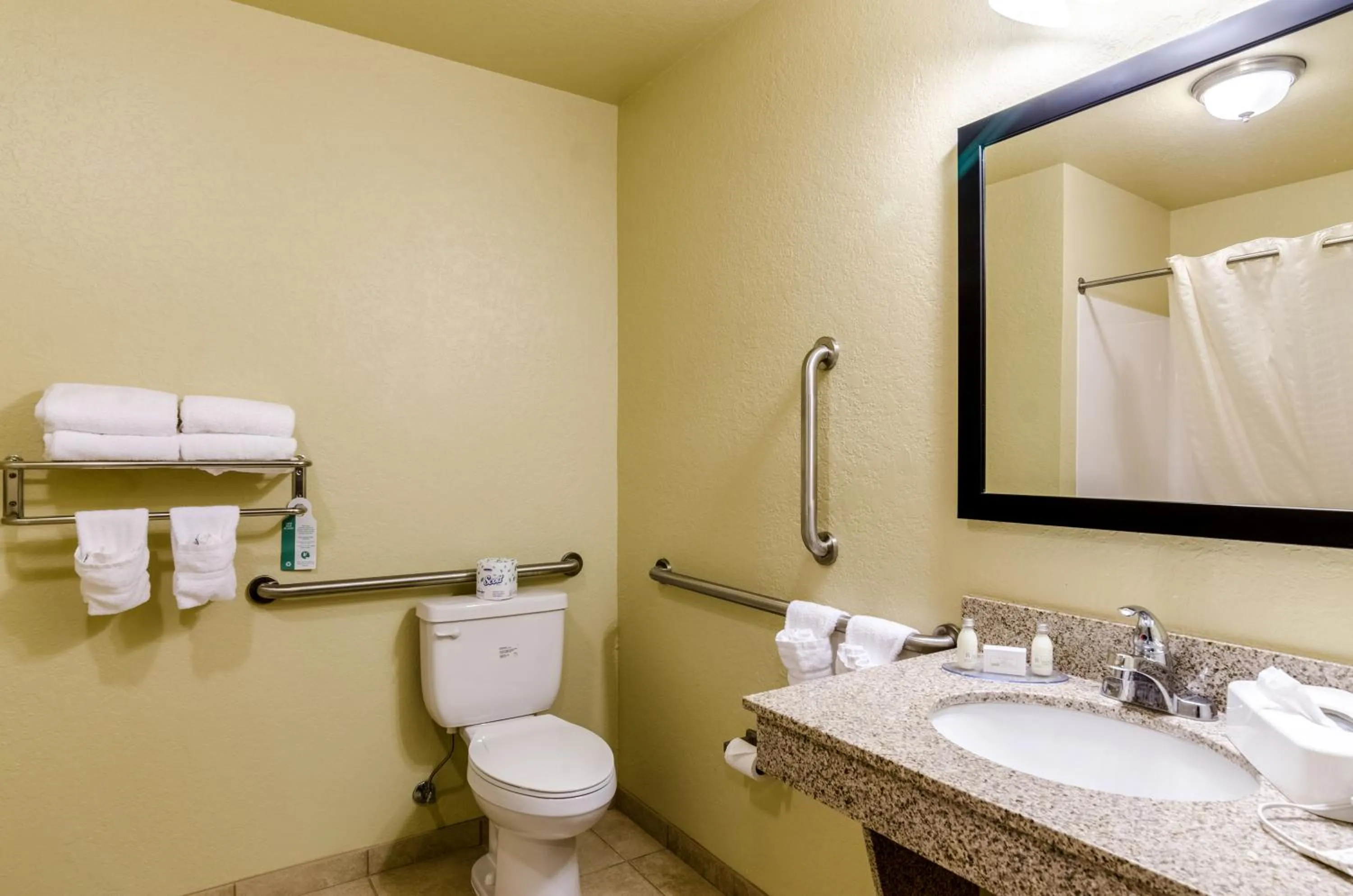 Toilet in Cobblestone Inn & Suites Cambridge