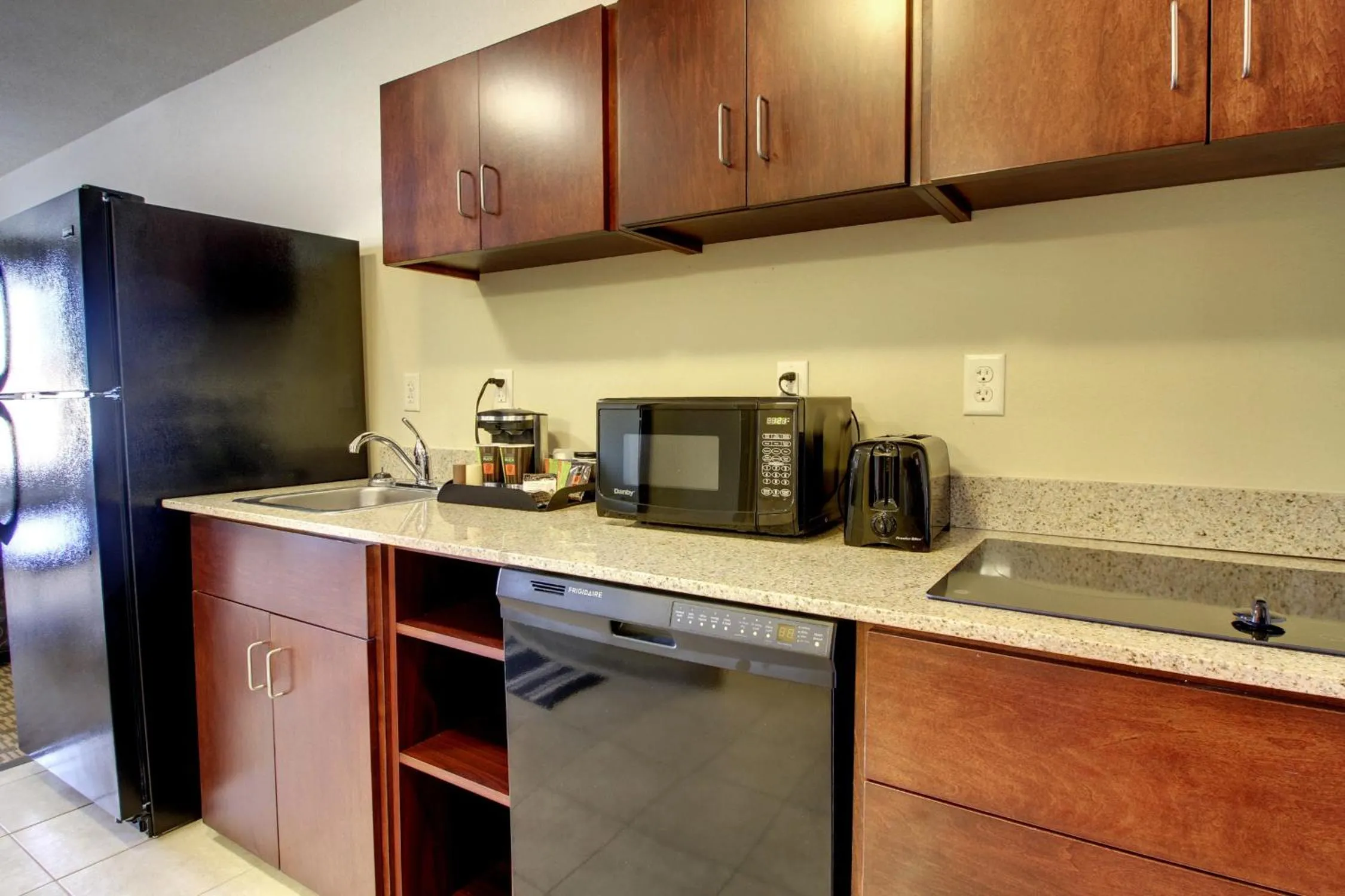 Kitchen or kitchenette in Cobblestone Inn & Suites Cambridge
