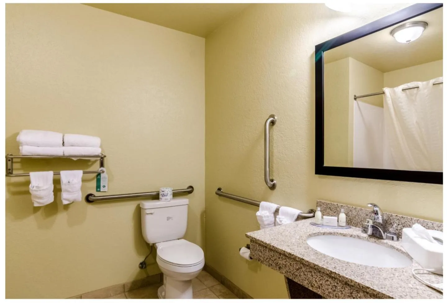 Toilet in Cobblestone Inn & Suites Cambridge