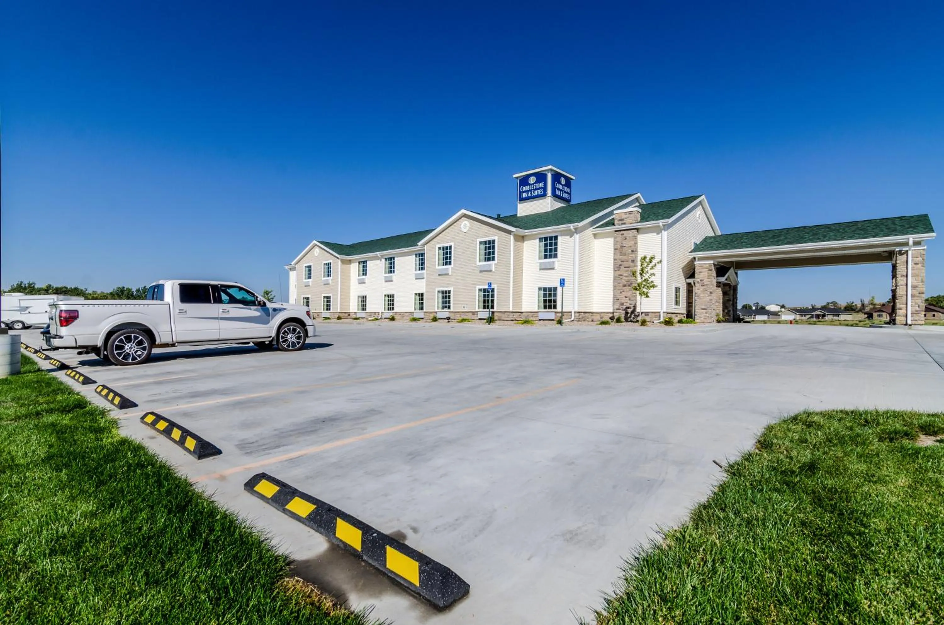 Property building in Cobblestone Inn & Suites Cambridge
