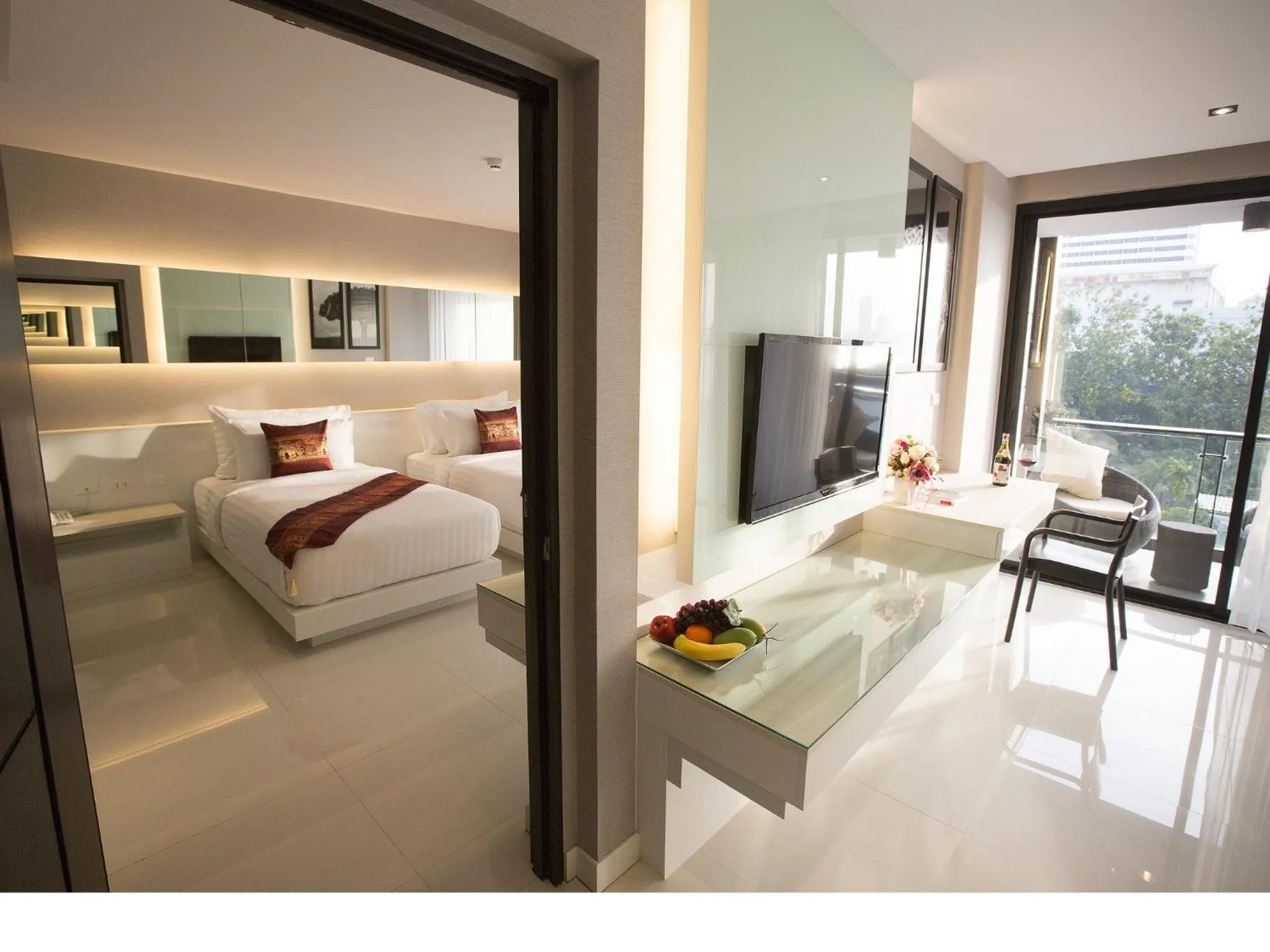 Photo of the whole room, Bed in Serenotel Pattaya