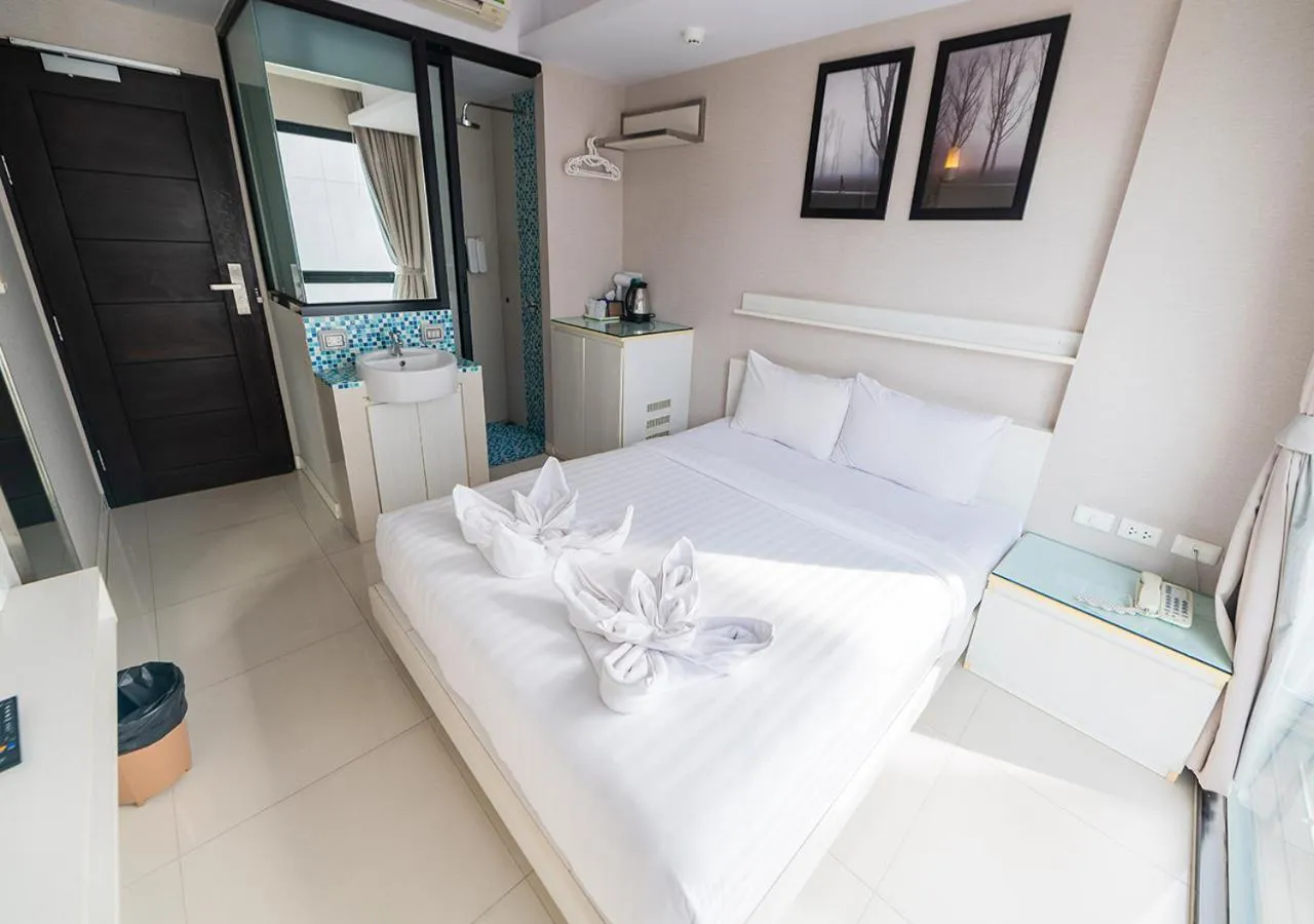 Bed in Serenotel Pattaya