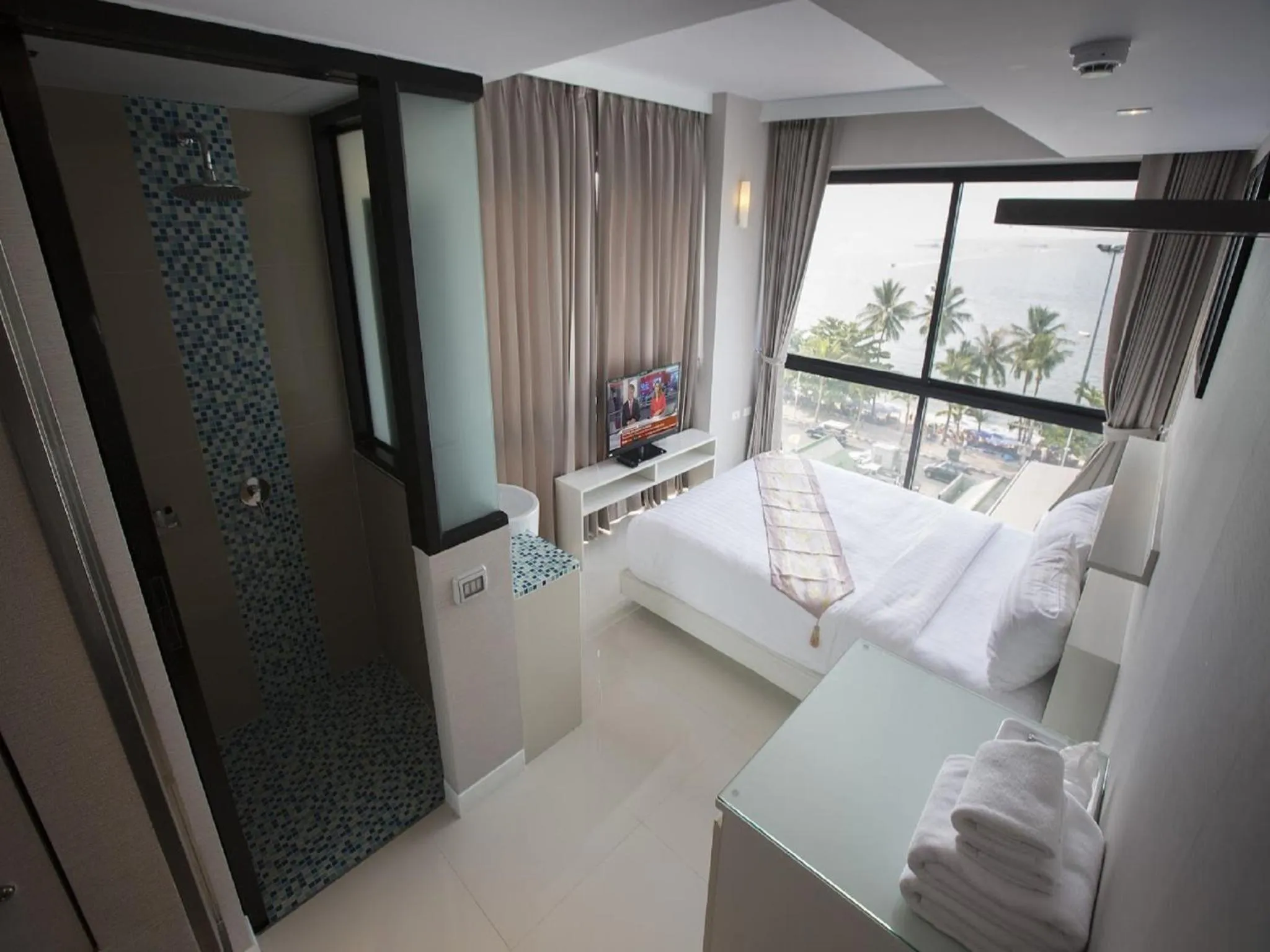 Photo of the whole room, Bed in Serenotel Pattaya