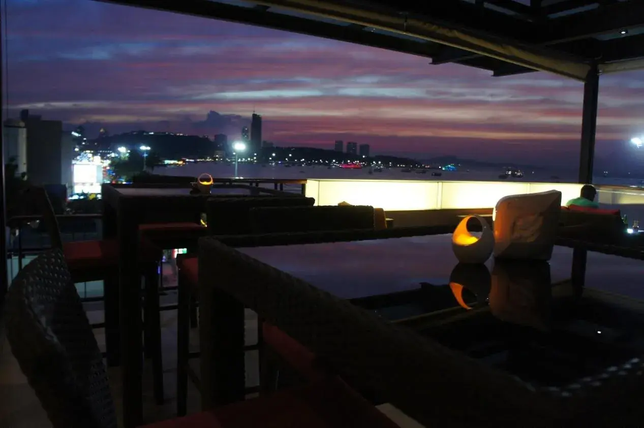 Lounge or bar in Serenotel Pattaya Lounge or bar in Serenotel Pattaya