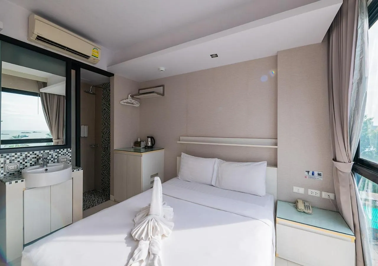 Bed in Serenotel Pattaya