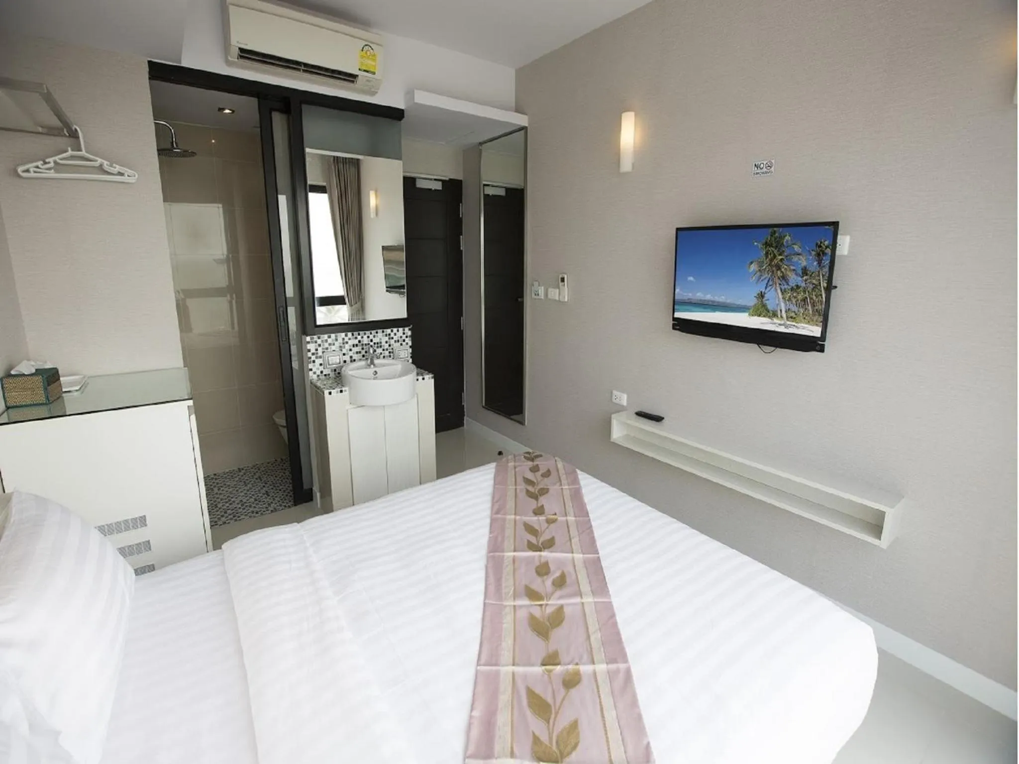 Photo of the whole room, Bed in Serenotel Pattaya