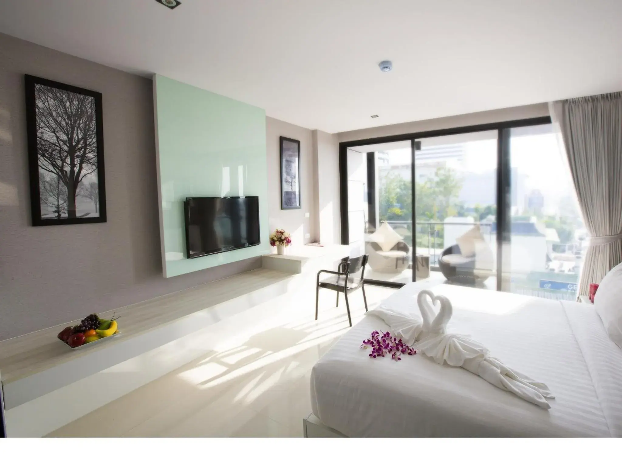 Photo of the whole room, Bed in Serenotel Pattaya Photo of the whole room, Bed in Serenotel Pattaya