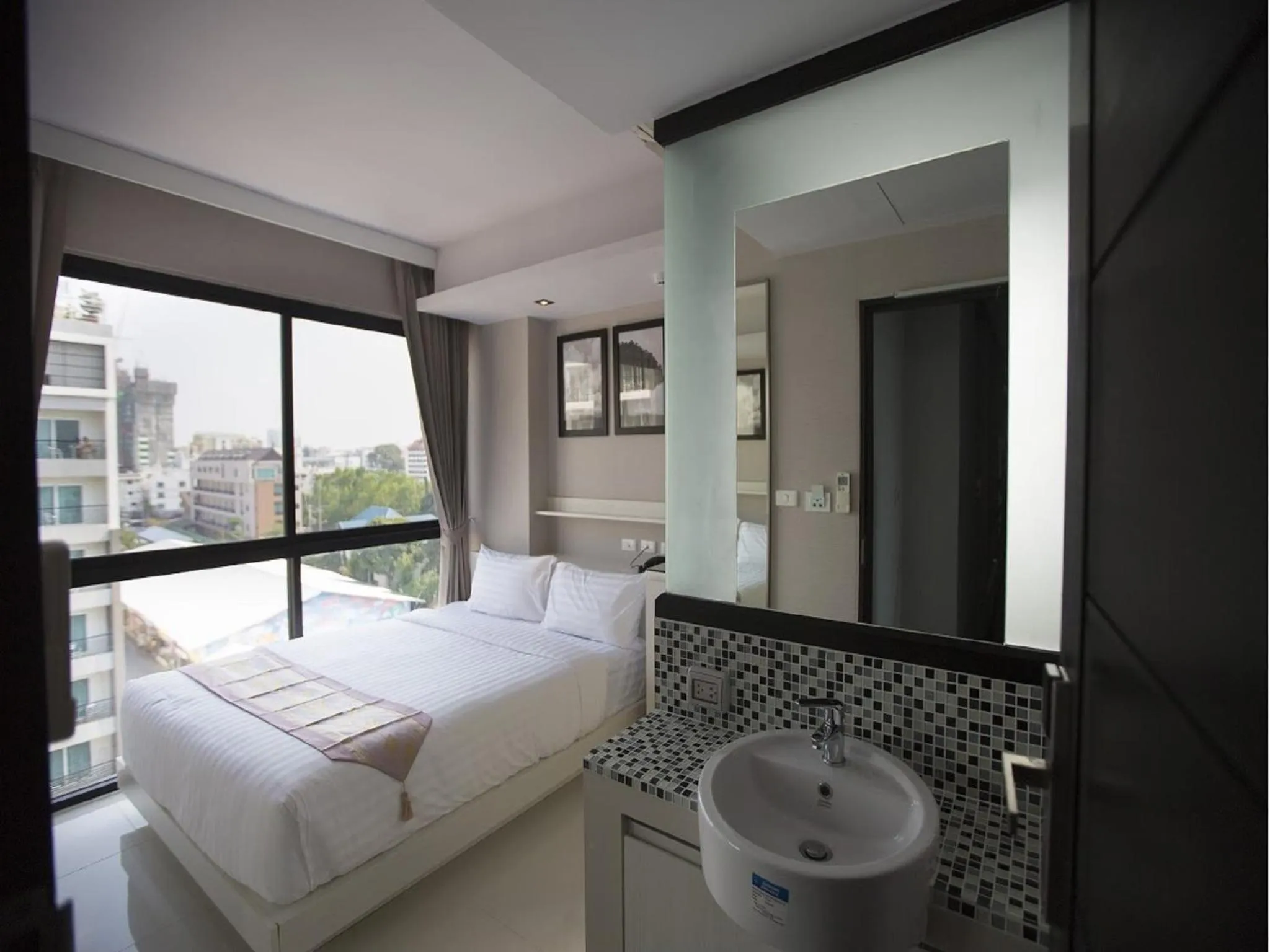 Photo of the whole room, Bed in Serenotel Pattaya