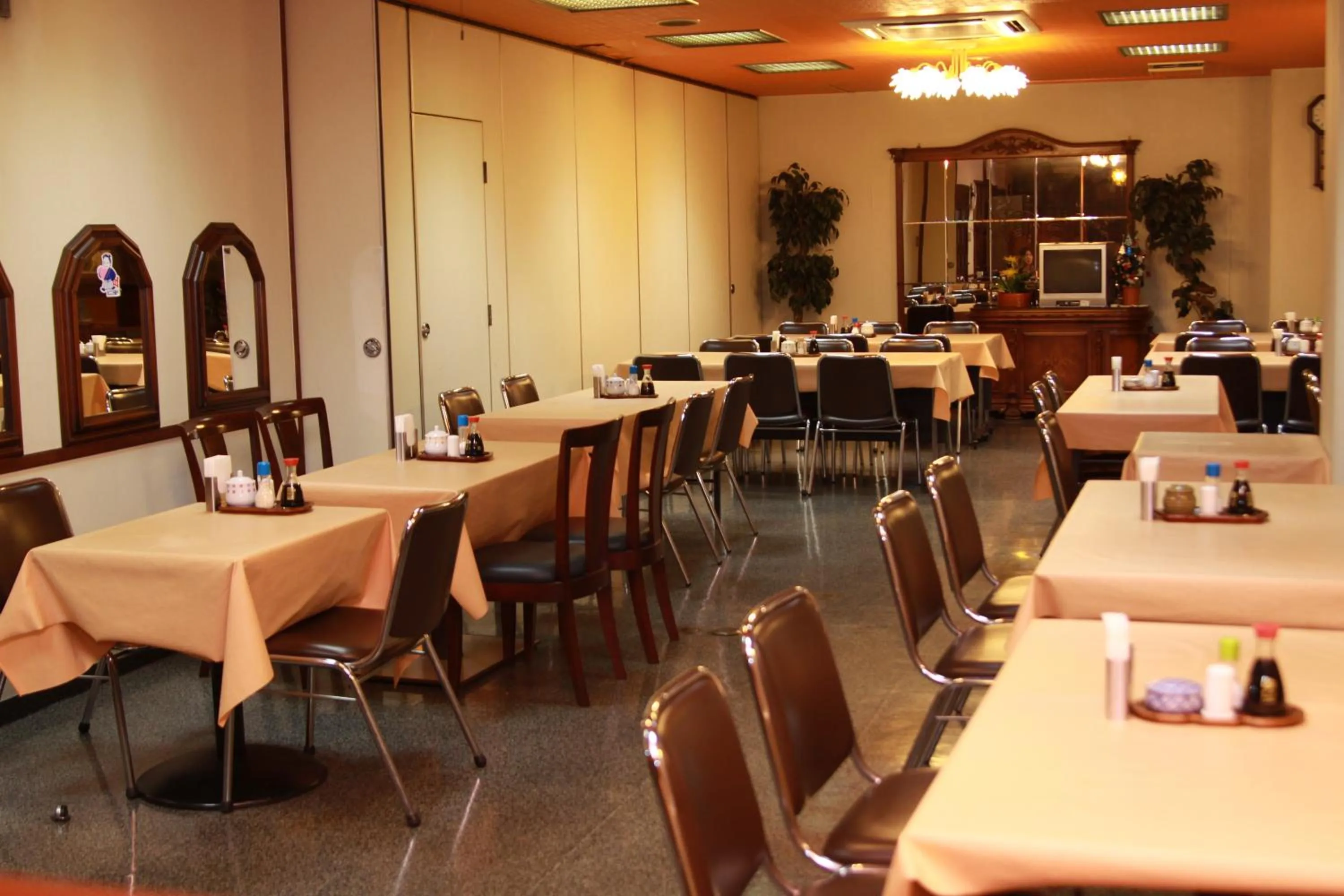 Restaurant/places to eat in Hotel Los Inn Kochi