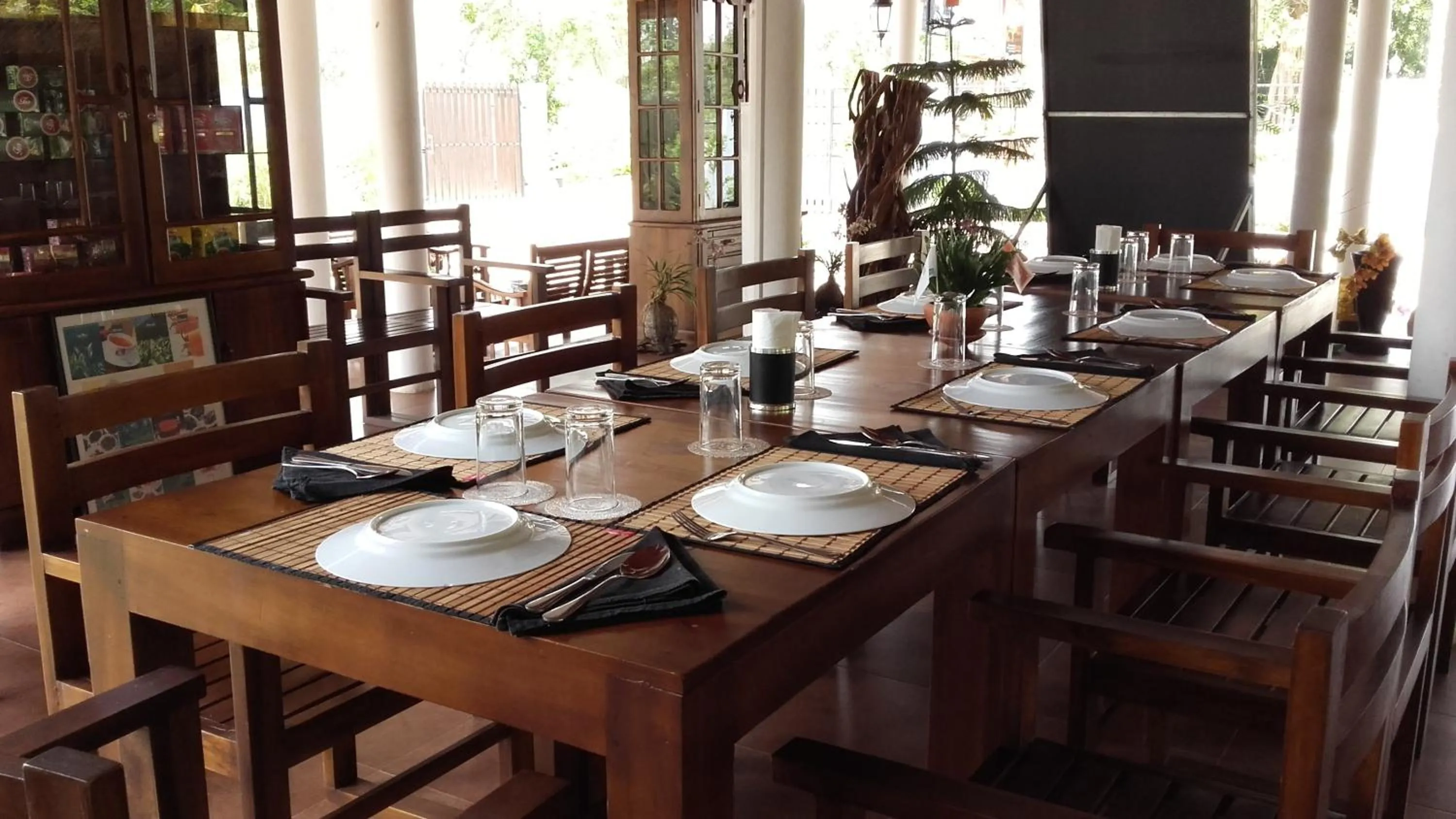 Restaurant/places to eat in Sihilro Regency
