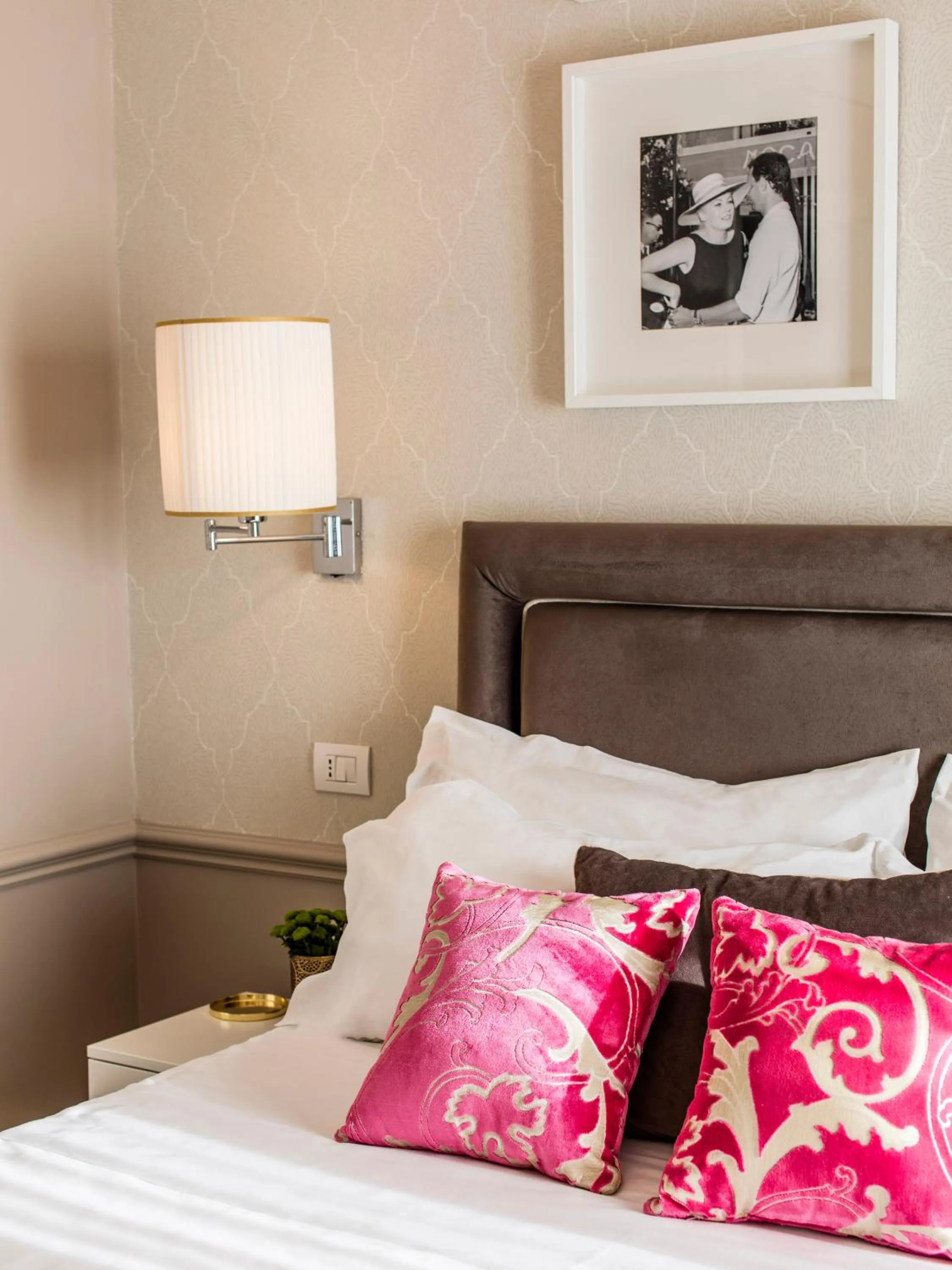 Decorative detail, Bed in La Malandrina - Apartments & Suites