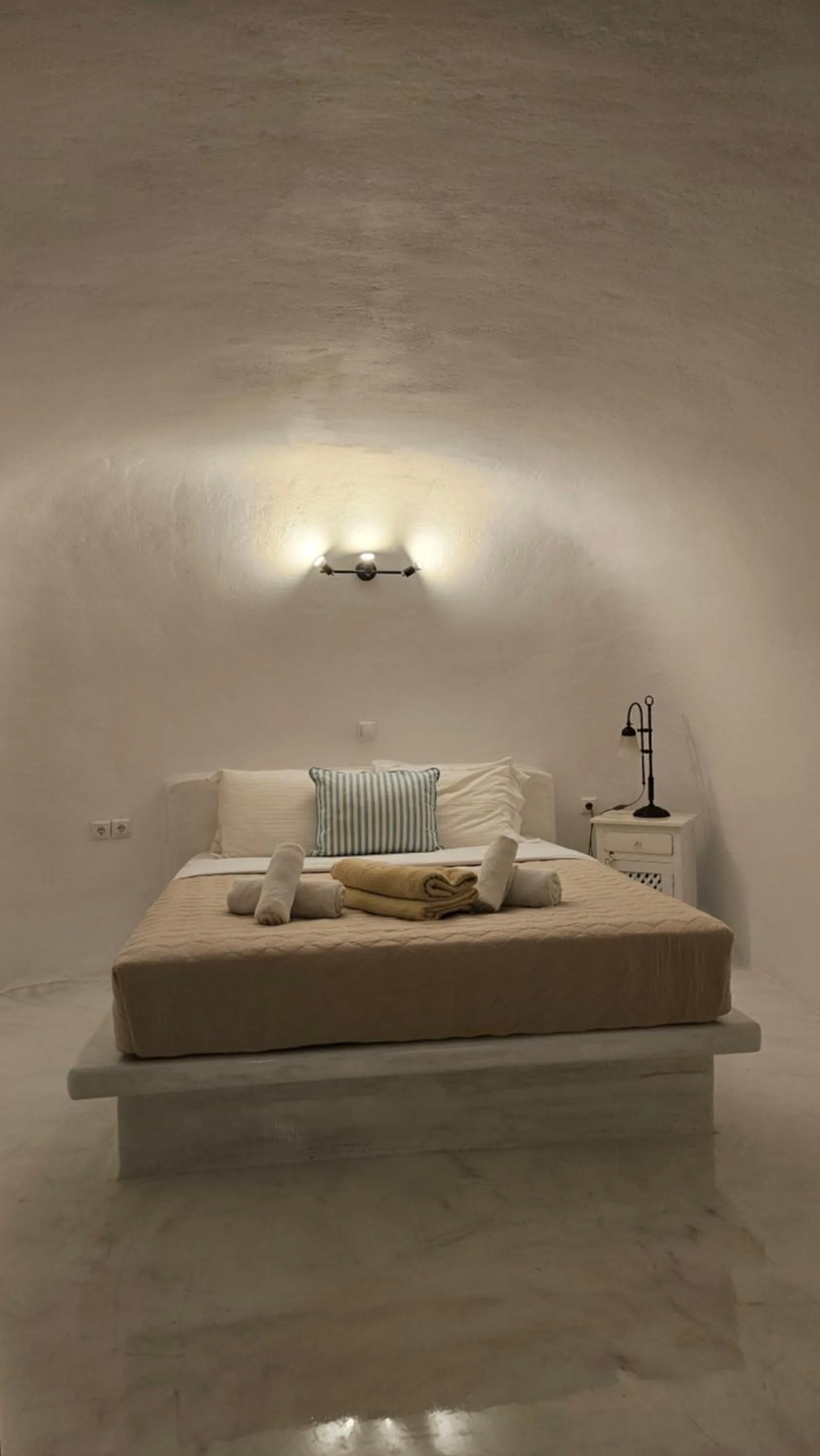 Bed in Kalitsi Canaves