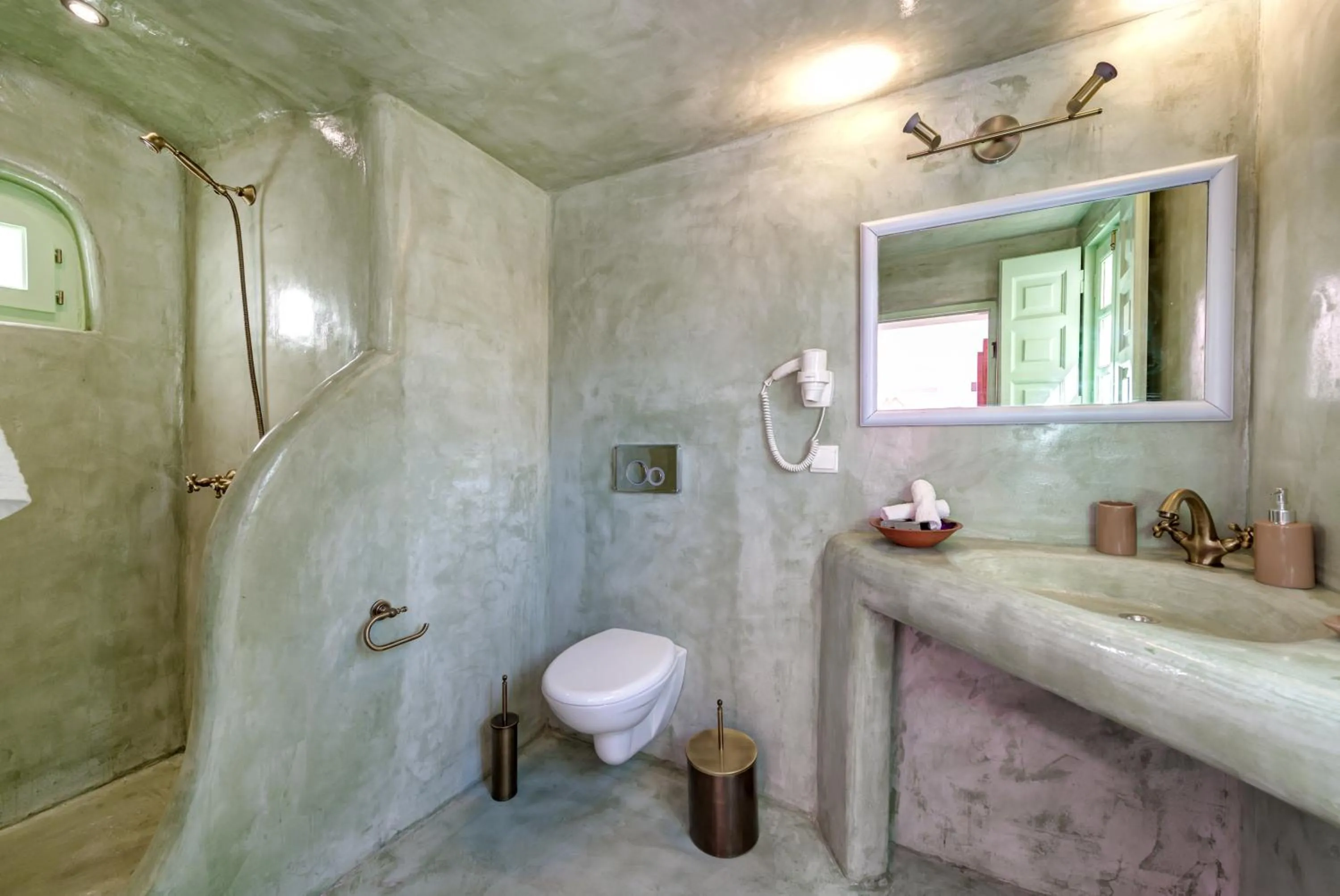 Shower in Kalitsi Canaves