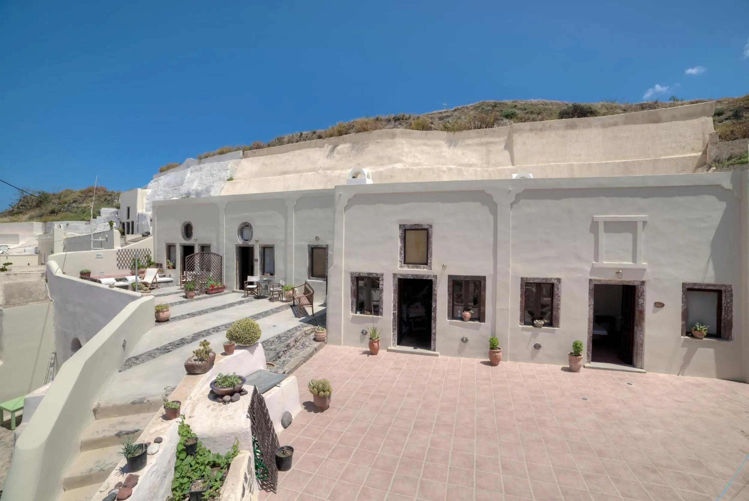 Facade/entrance in Kalitsi Canaves