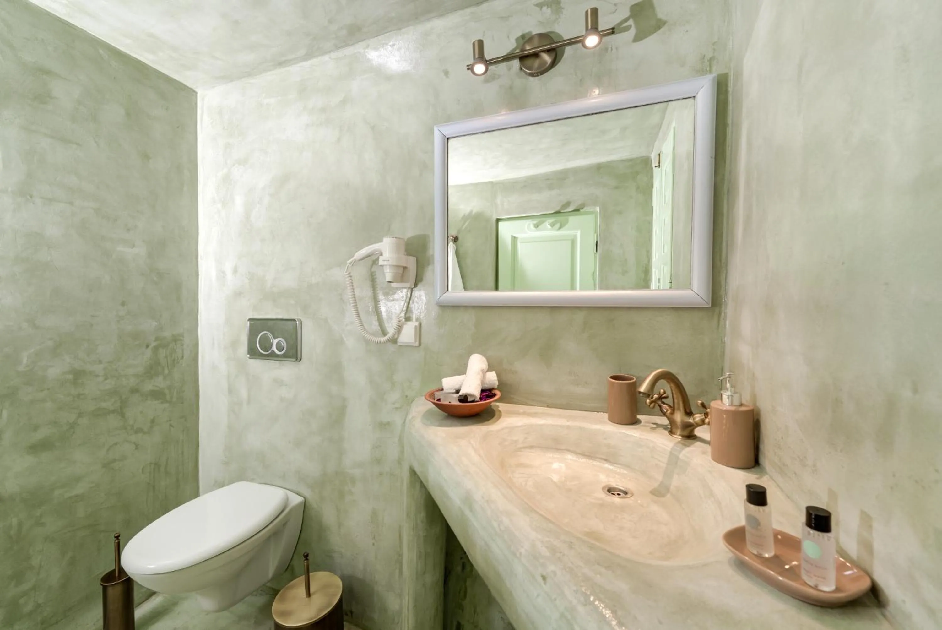 Shower in Kalitsi Canaves