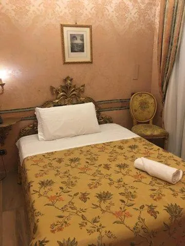 Bed in Hotel Des Epoques