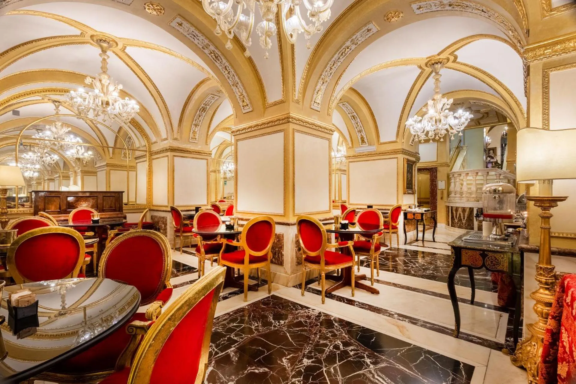 Restaurant/places to eat in Hotel Des Epoques