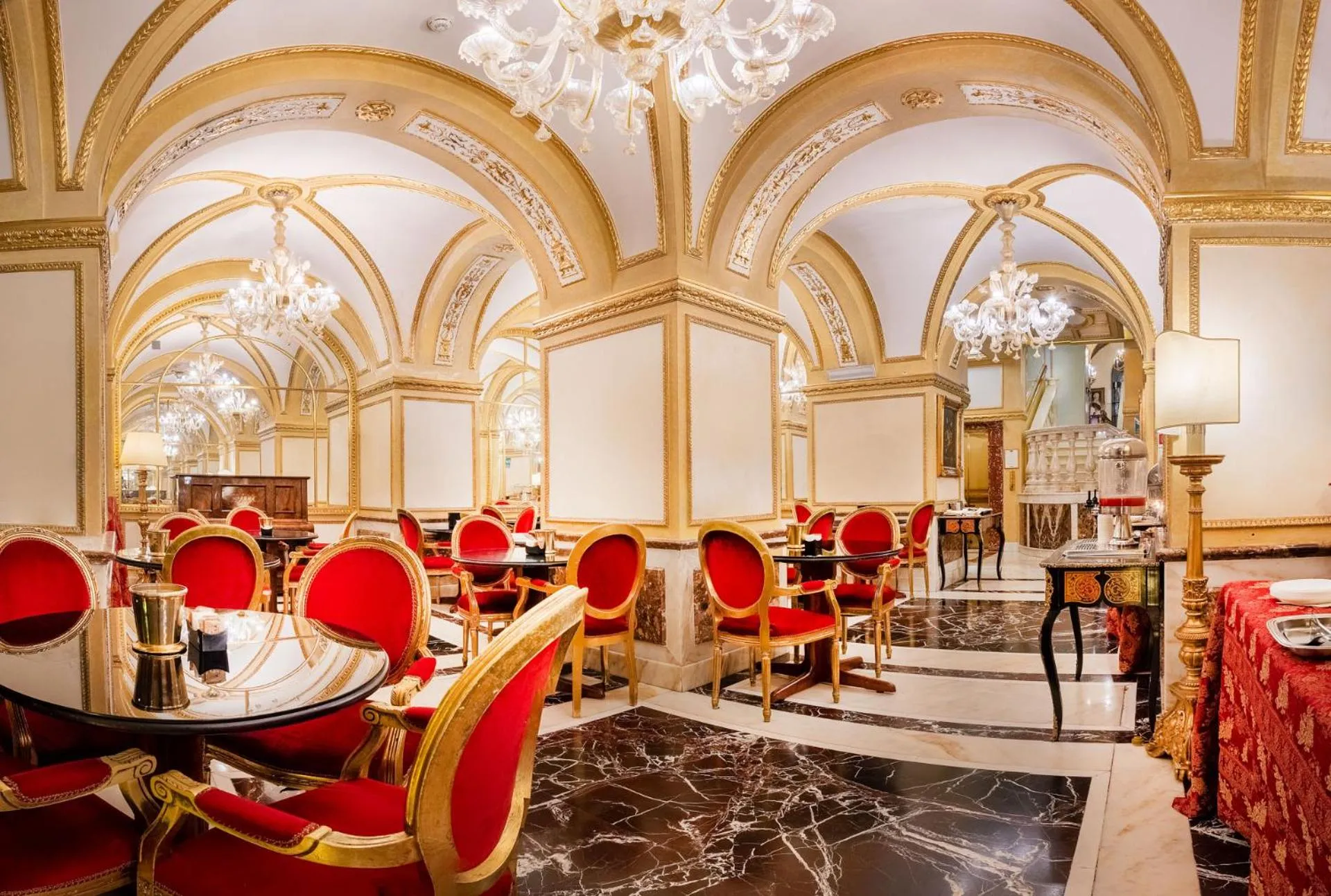 Restaurant/places to eat in Hotel Des Epoques