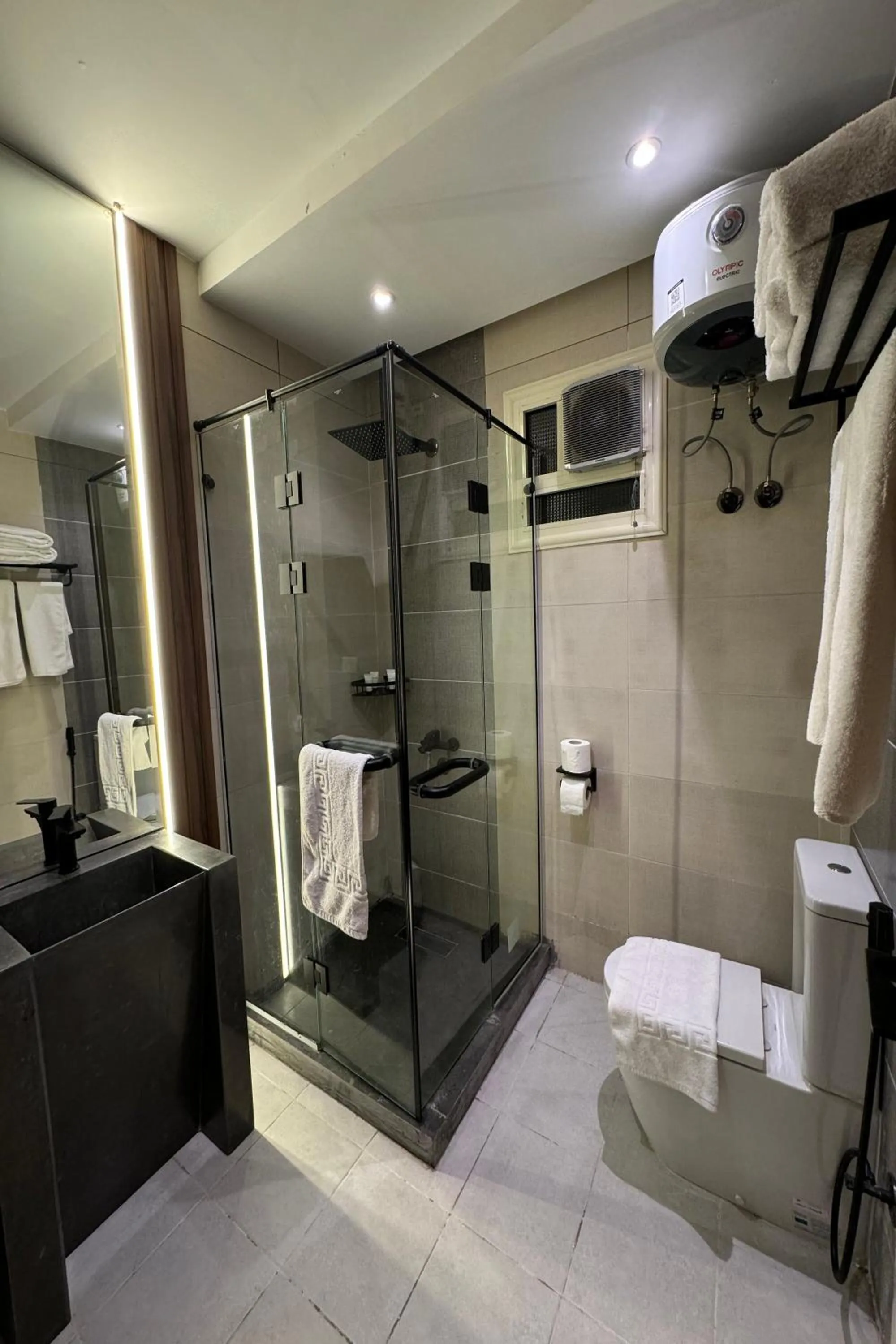 Shower in Crown Pyramids View Hotel