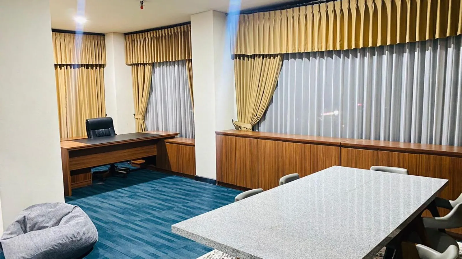 Living room, Bed in De Balen Soultan Hotel