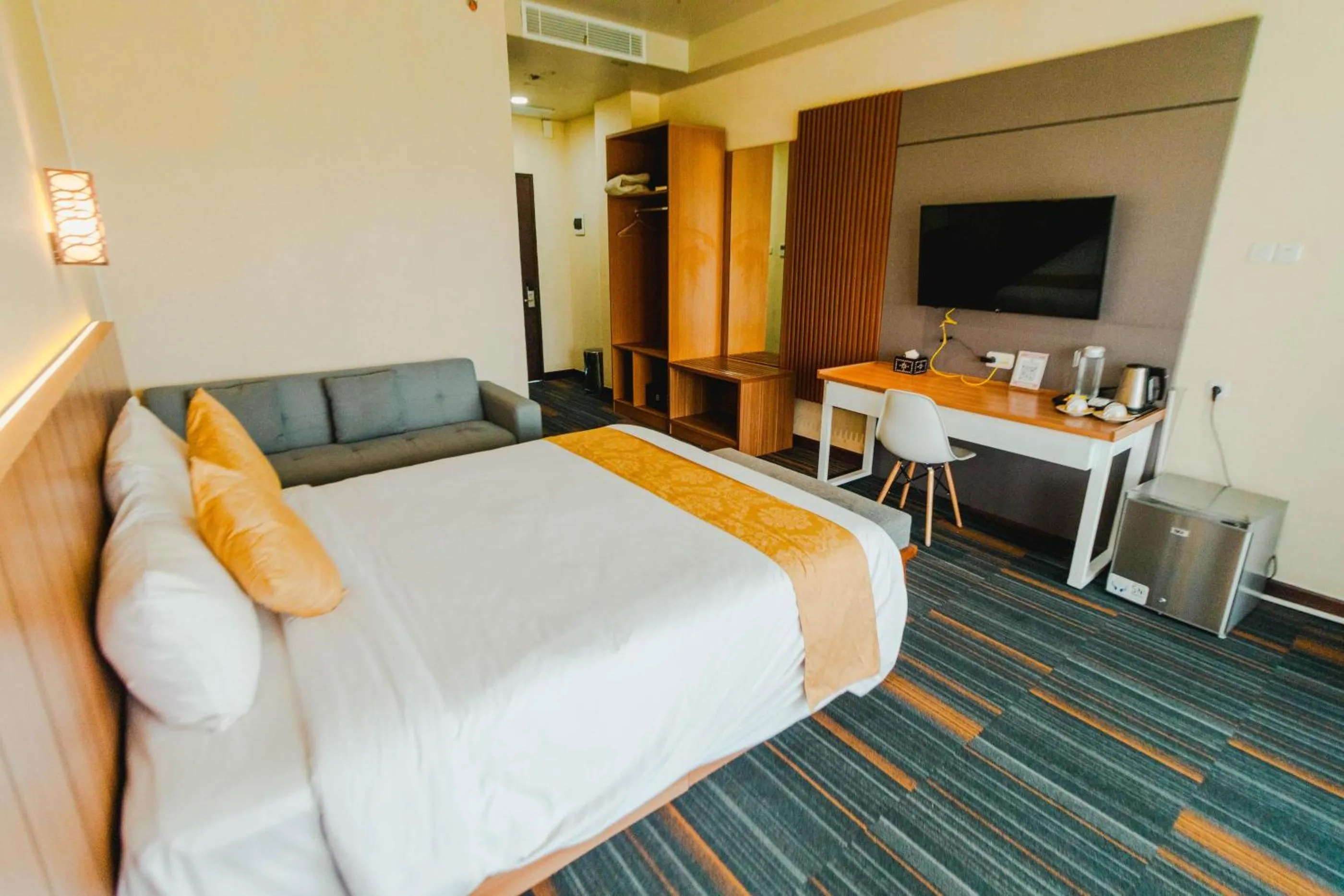 Communal lounge/ TV room, Bed in De Balen Soultan Hotel