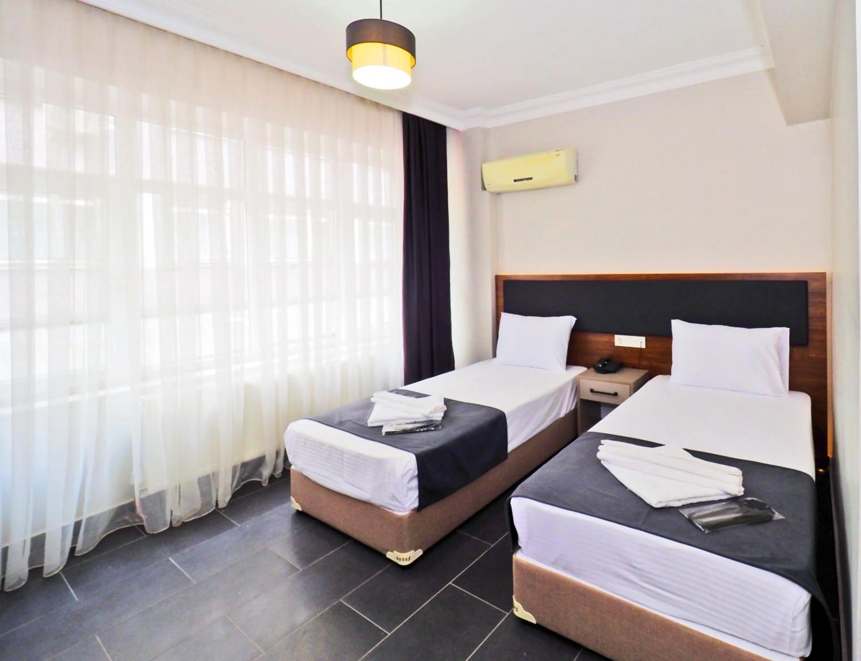 Coffee/tea facilities, Bed in Diamond Hotel Old Town