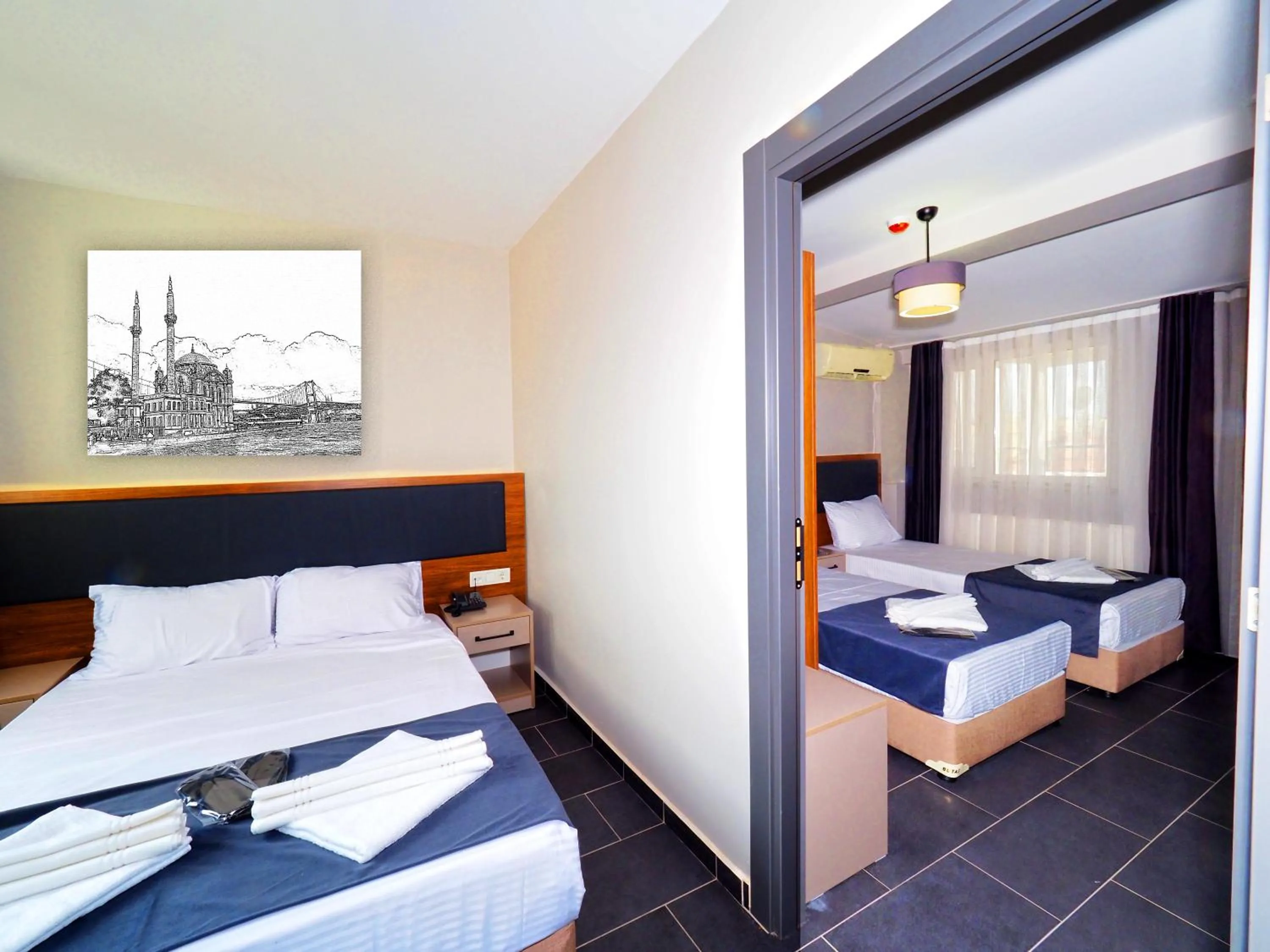 Coffee/tea facilities, Bed in Diamond Hotel Old Town