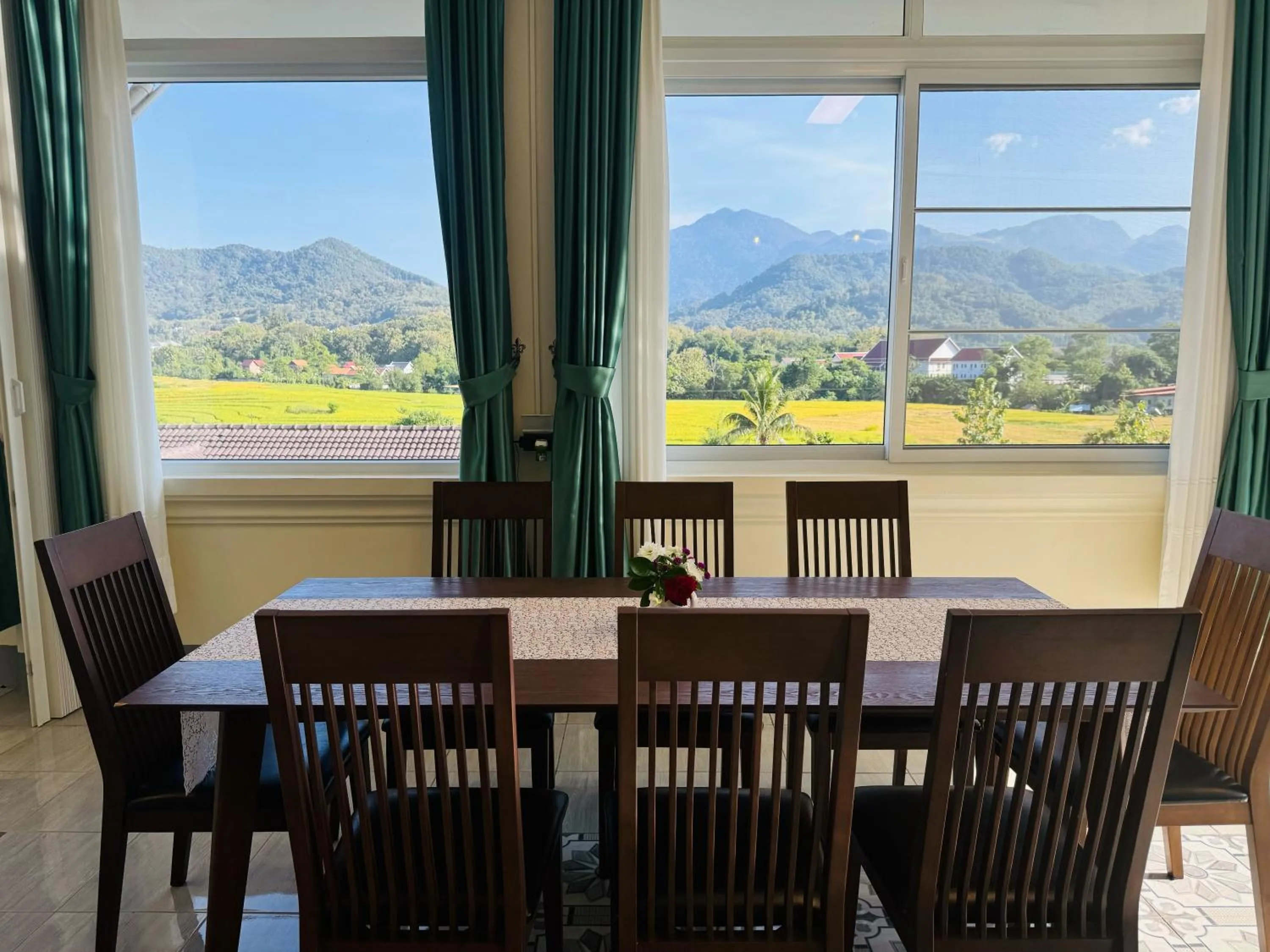 Breakfast in Garden House Rice Field and Mountain View
