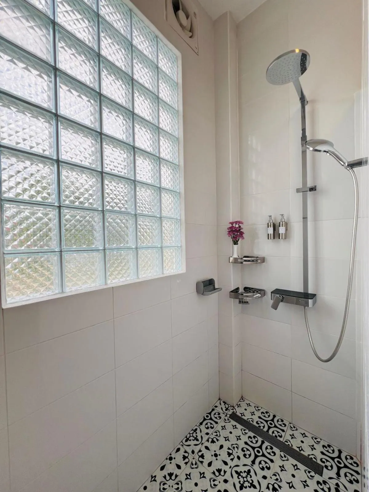 Shower in Garden House Rice Field and Mountain View