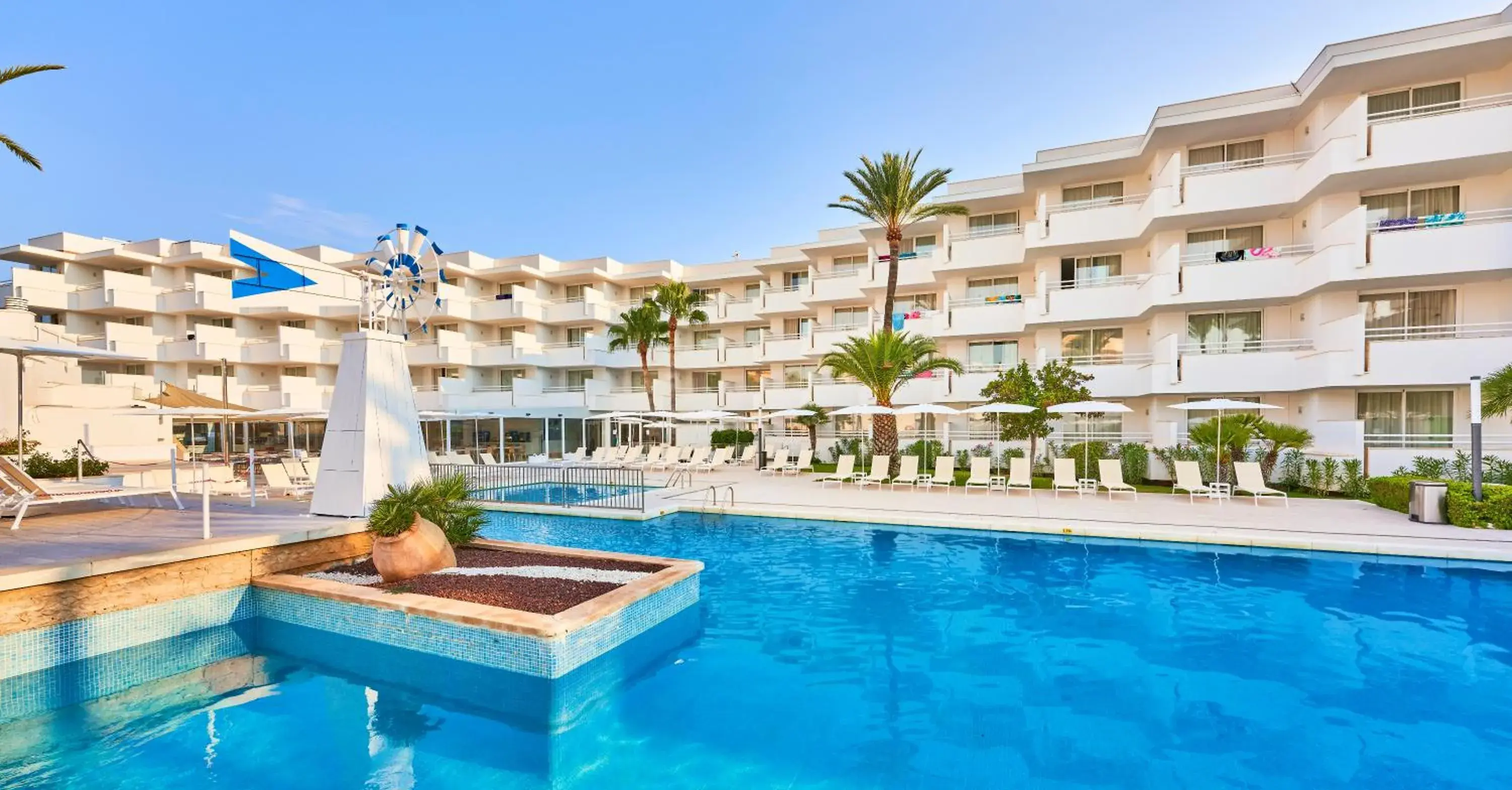 Property building in Globales Cala Bona Property building in Globales Cala Bona