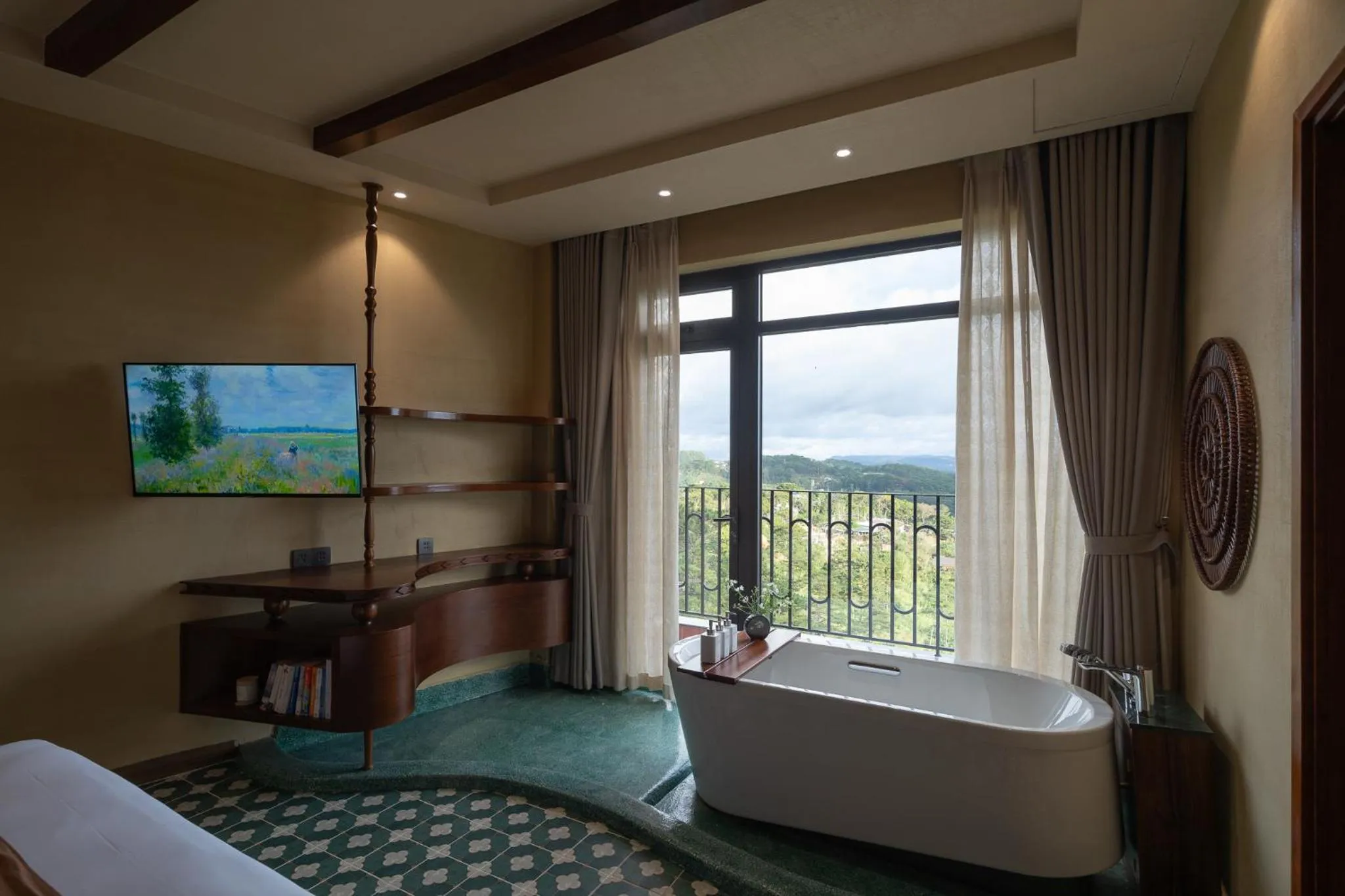 Bath, Bed in The Mist Boutique DaLat Hotel
