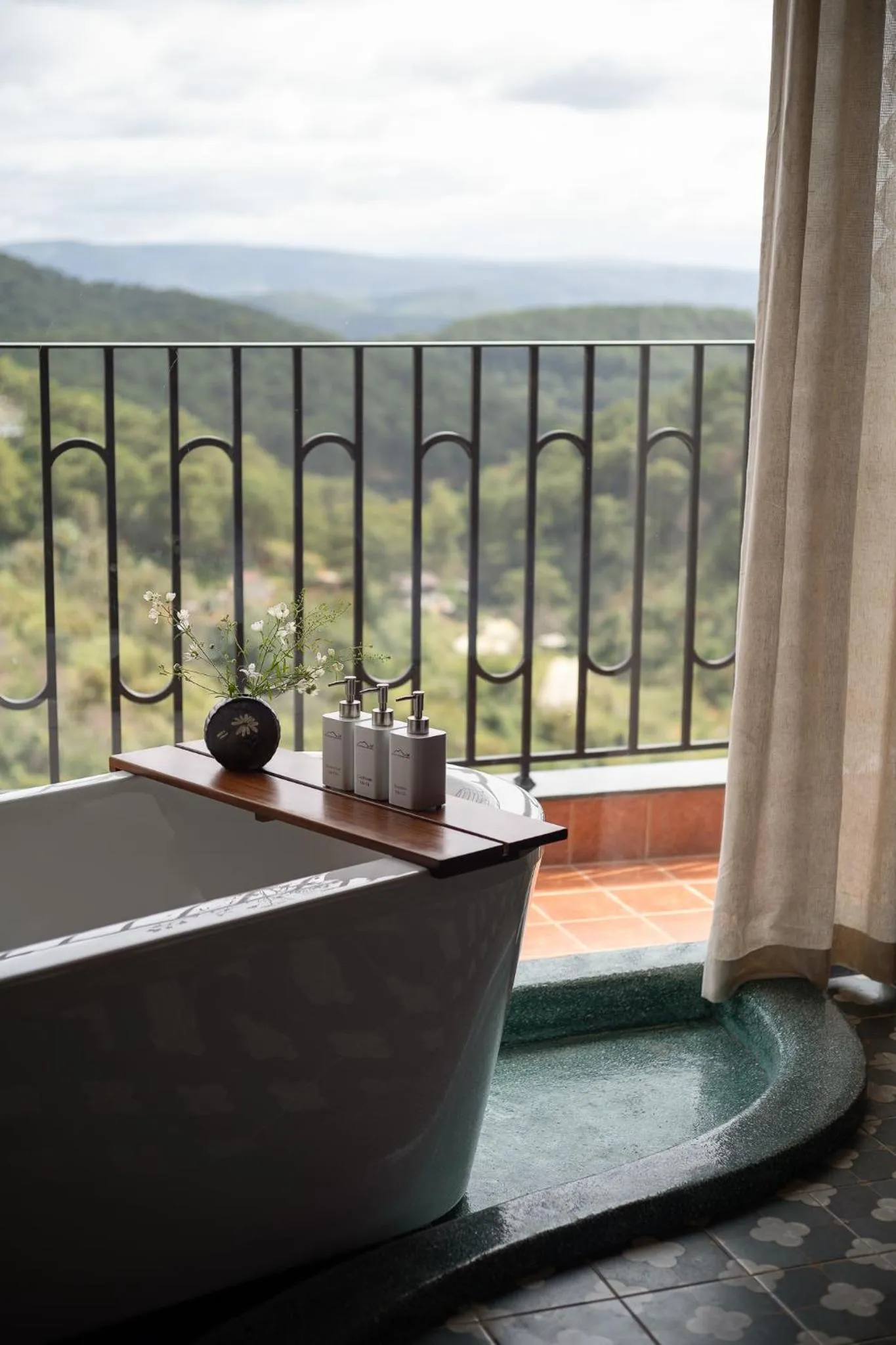 Bath in The Mist Boutique DaLat Hotel