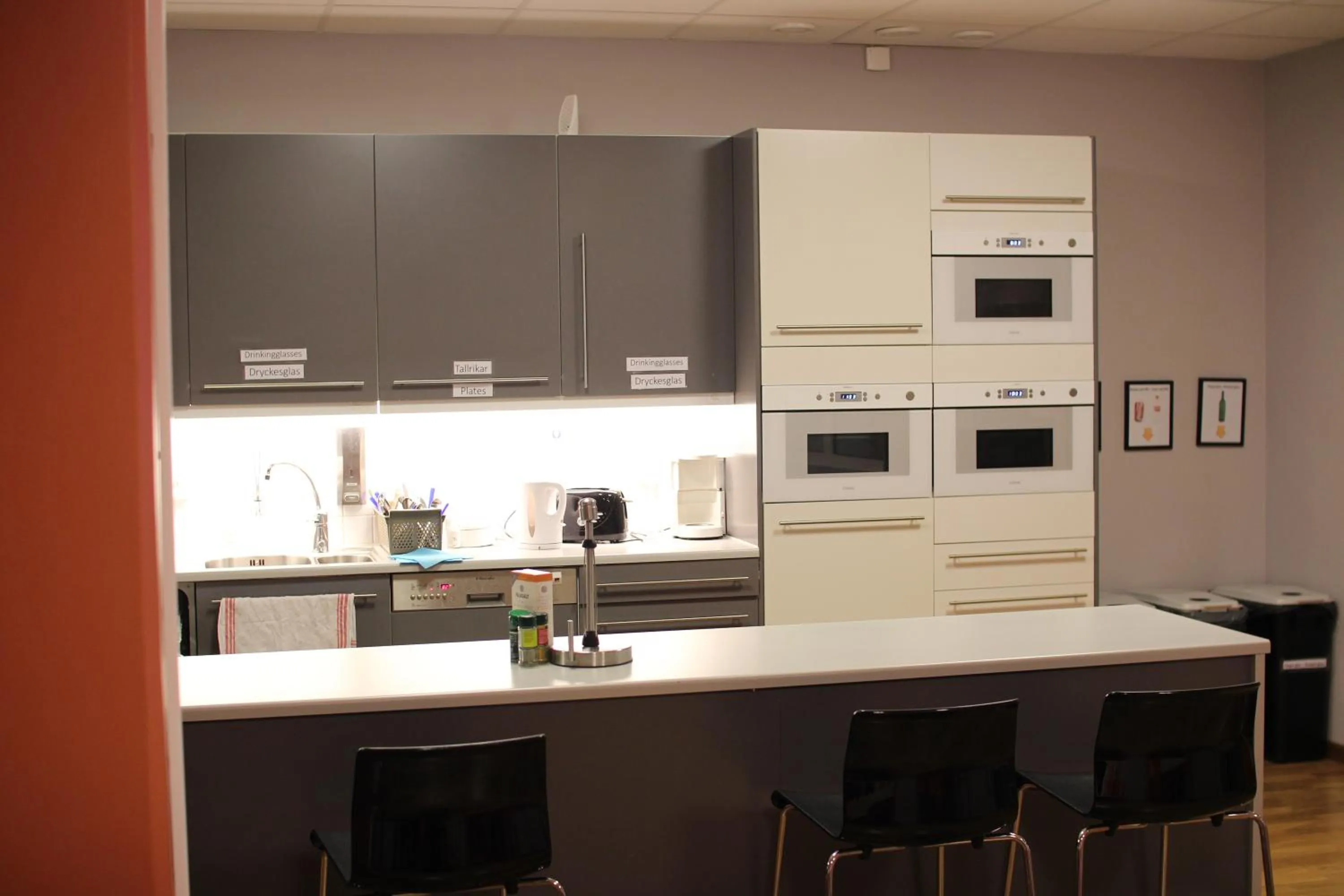 Communal kitchen in Spoton Hostel & Sportsbar