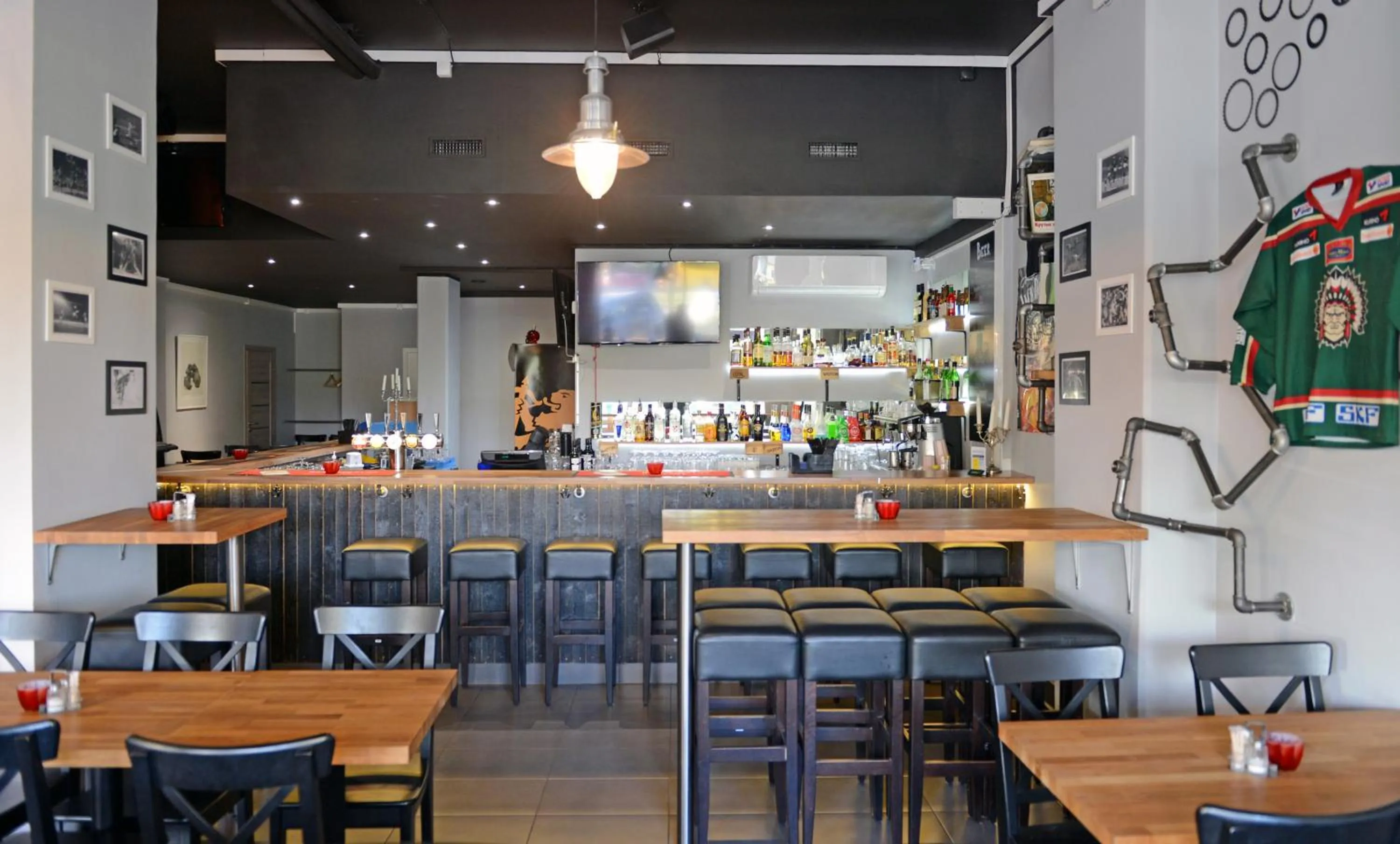 Restaurant/places to eat in Spoton Hostel & Sportsbar