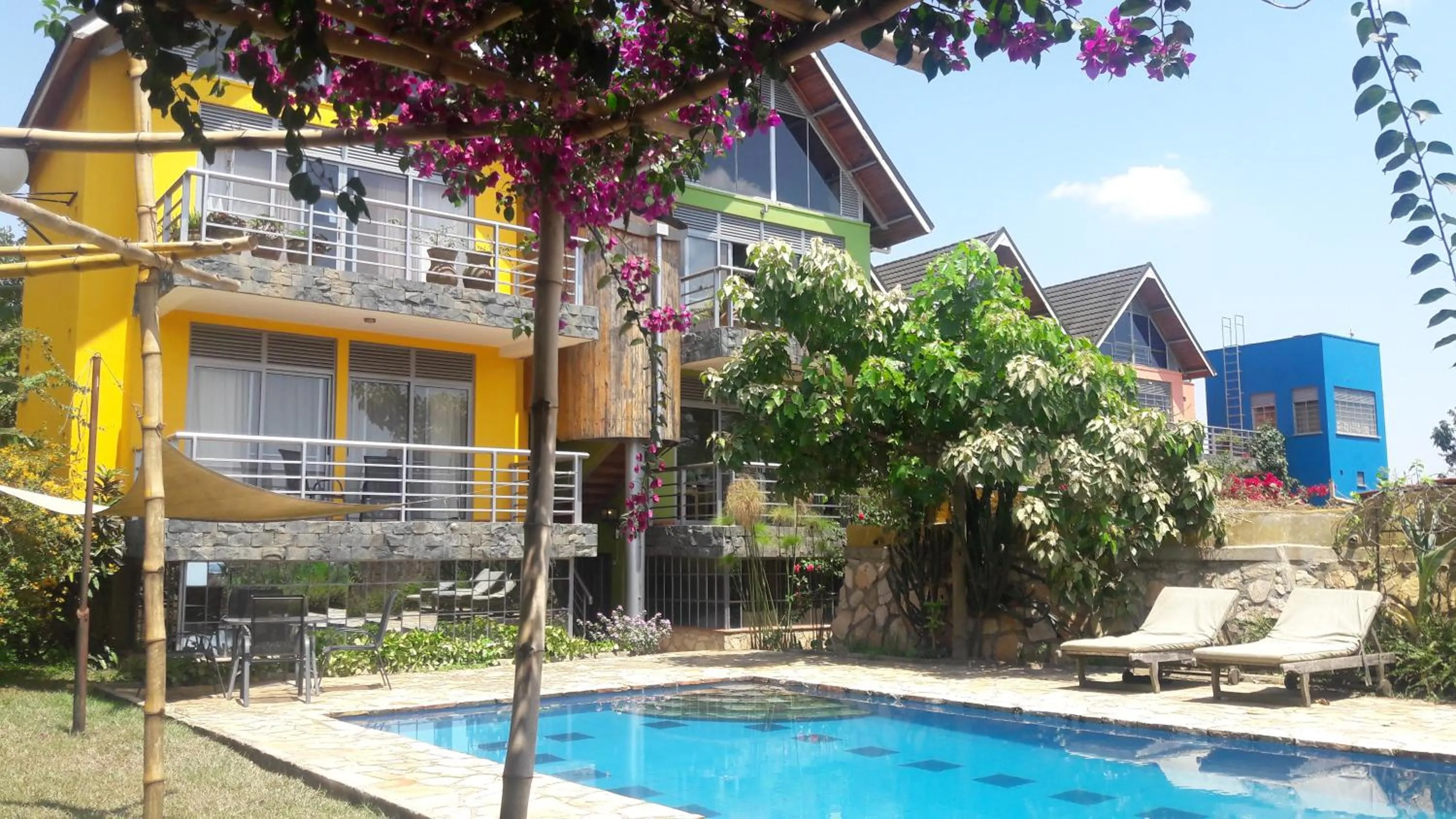 Swimming pool in Yellow Haven Lodge