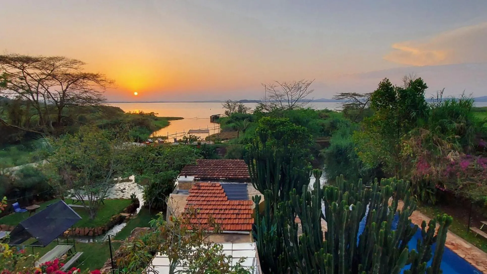 Sunrise in Yellow Haven Lodge