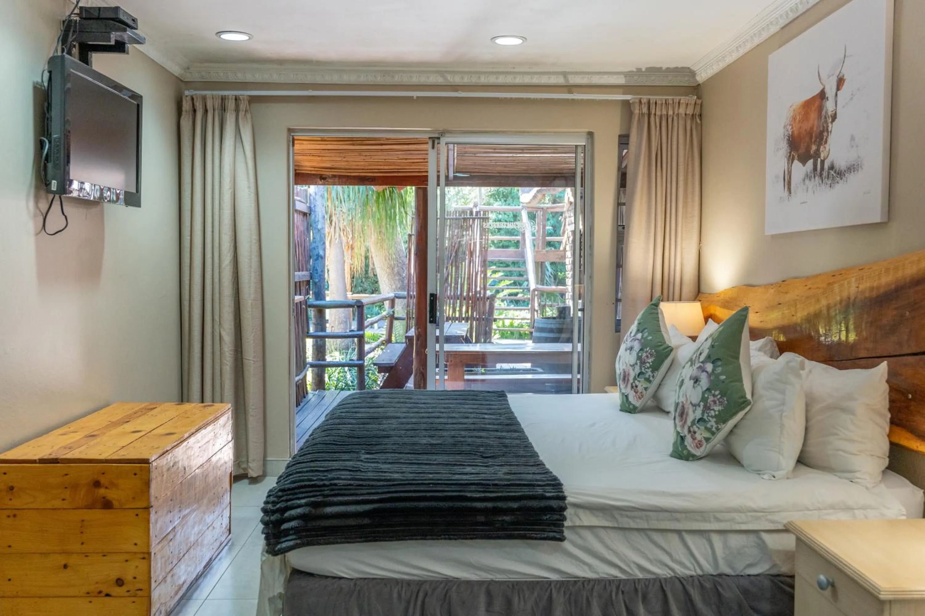 TV and multimedia, Bed in Tidewaters River Lodge