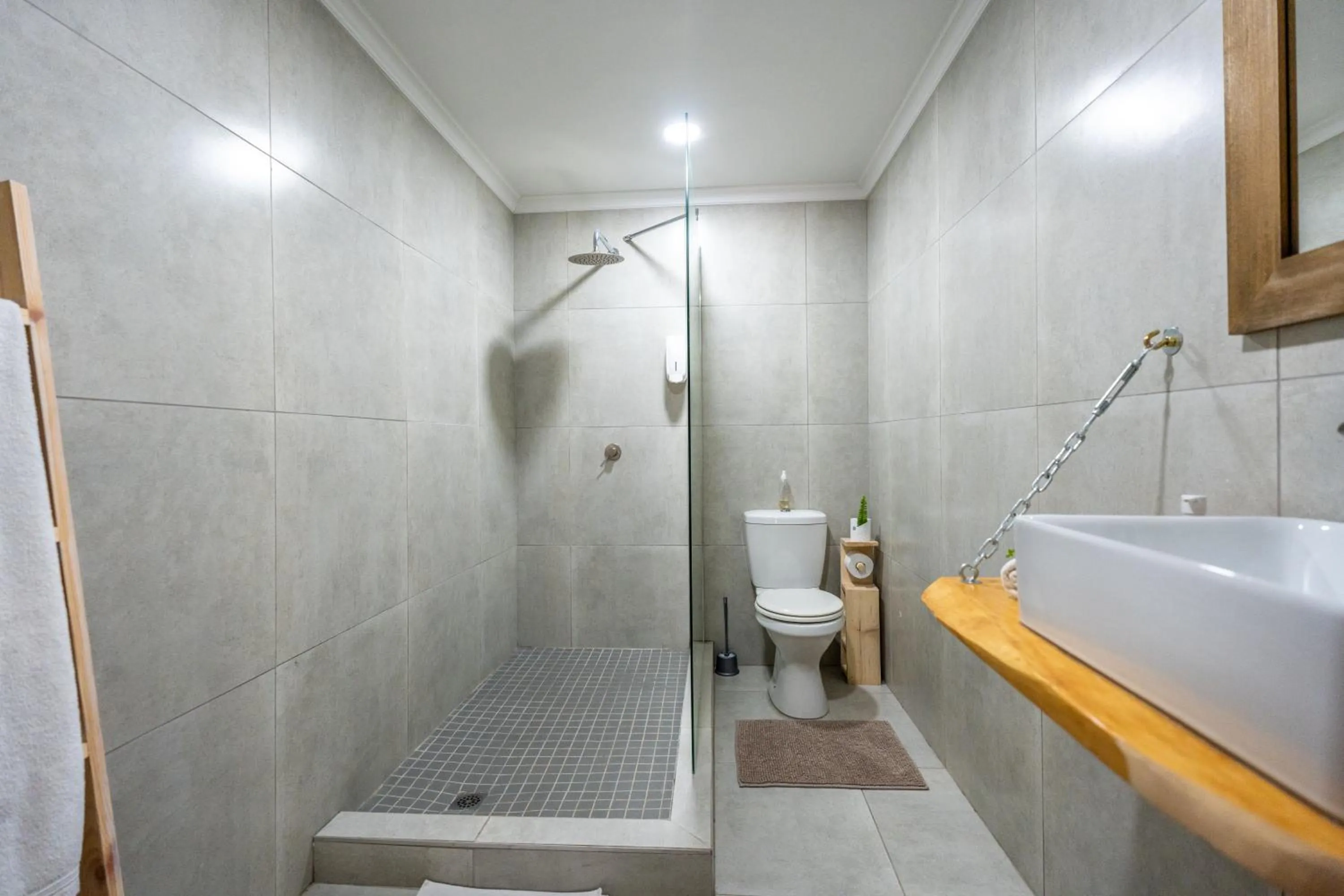 Shower in Tidewaters River Lodge