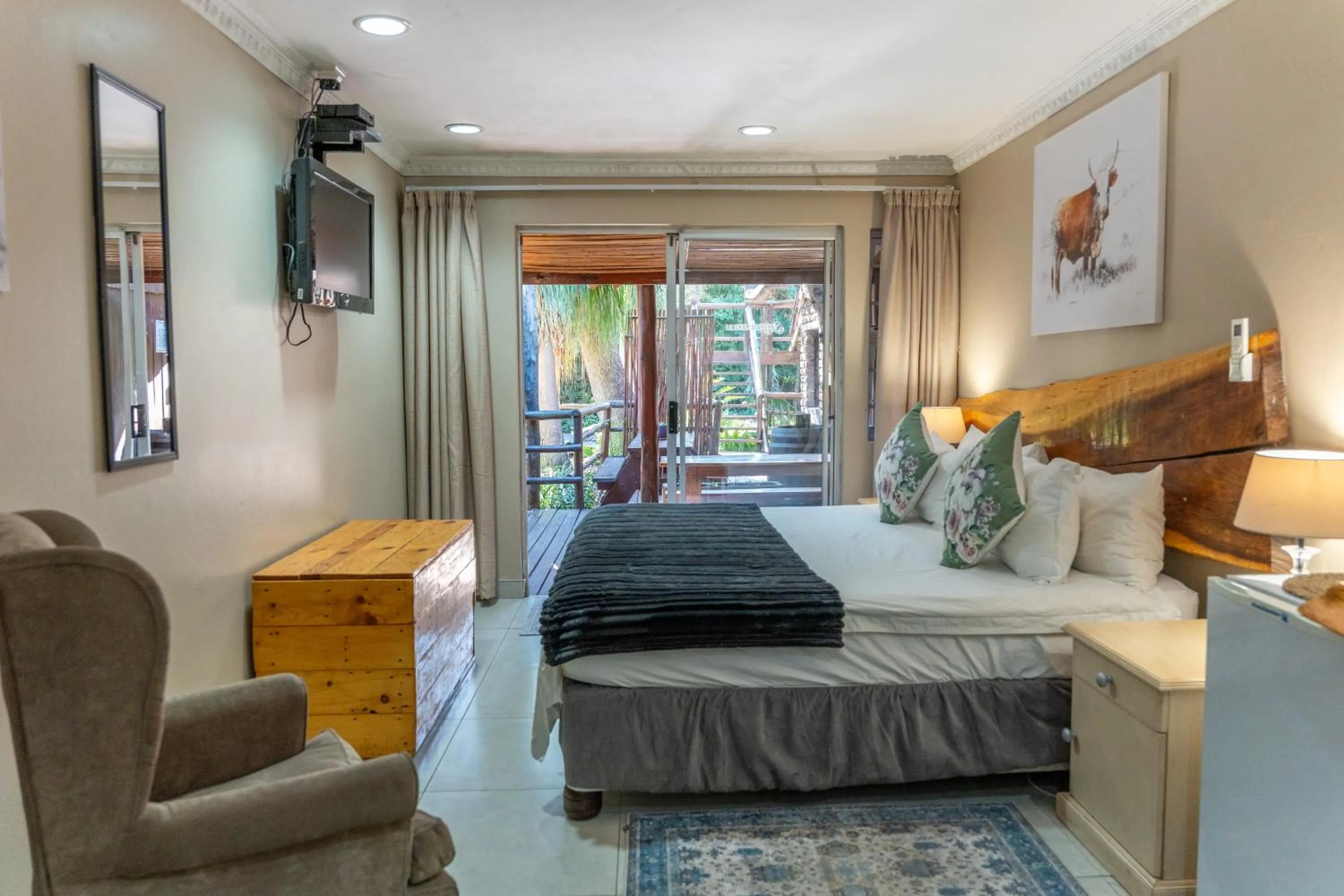 Photo of the whole room, Bed in Tidewaters River Lodge