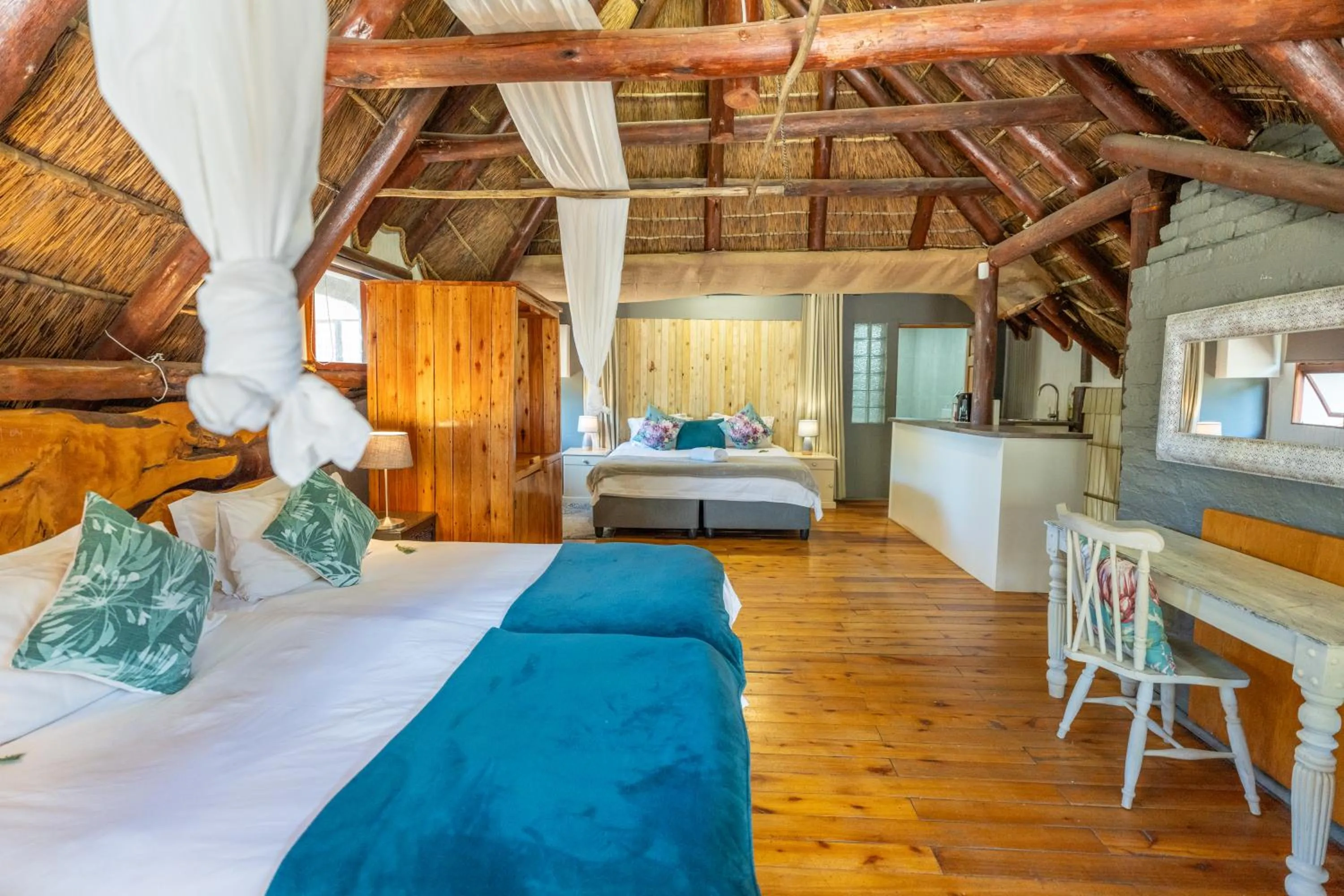 Photo of the whole room, Bed in Tidewaters River Lodge