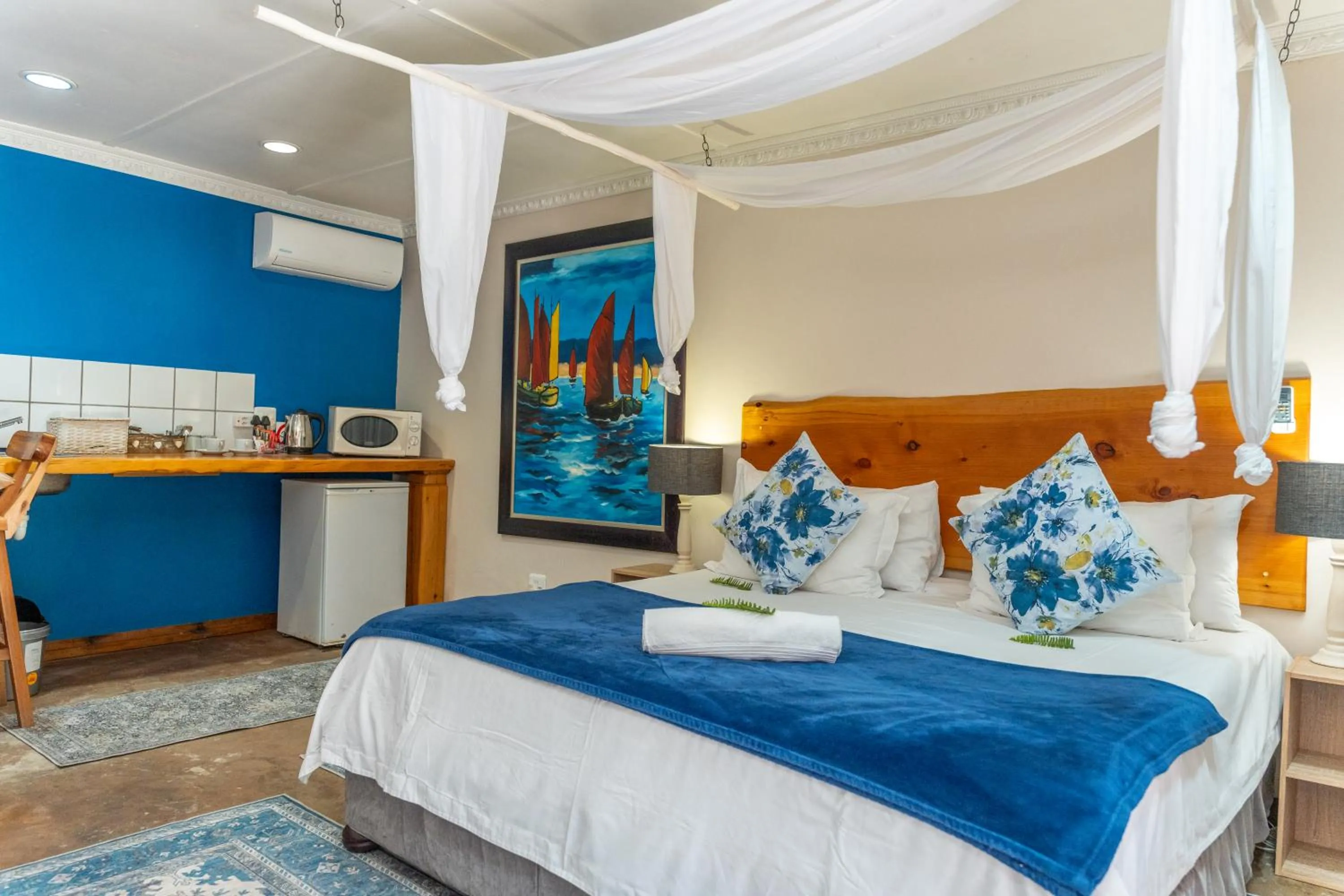 Bed in Tidewaters River Lodge