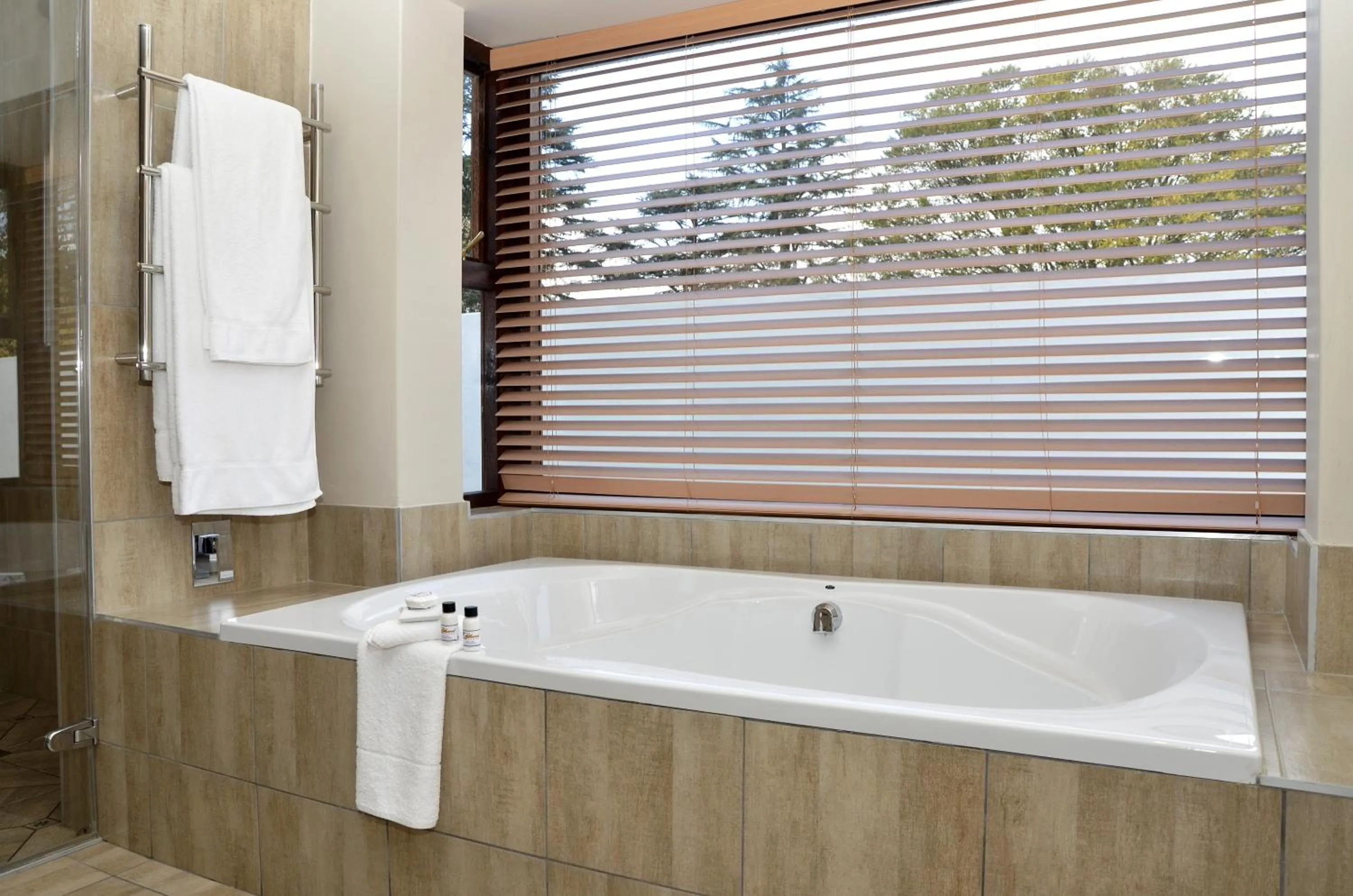 Superior King Suite in Lythwood Lodge