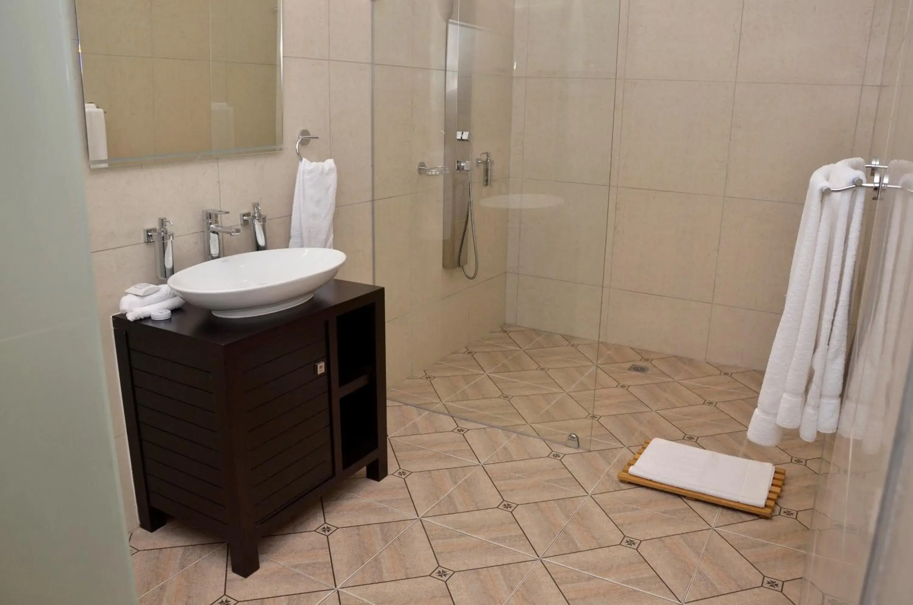 King Room - Wheelchair Friendly in Lythwood Lodge King Room - Wheelchair Friendly in Lythwood Lodge