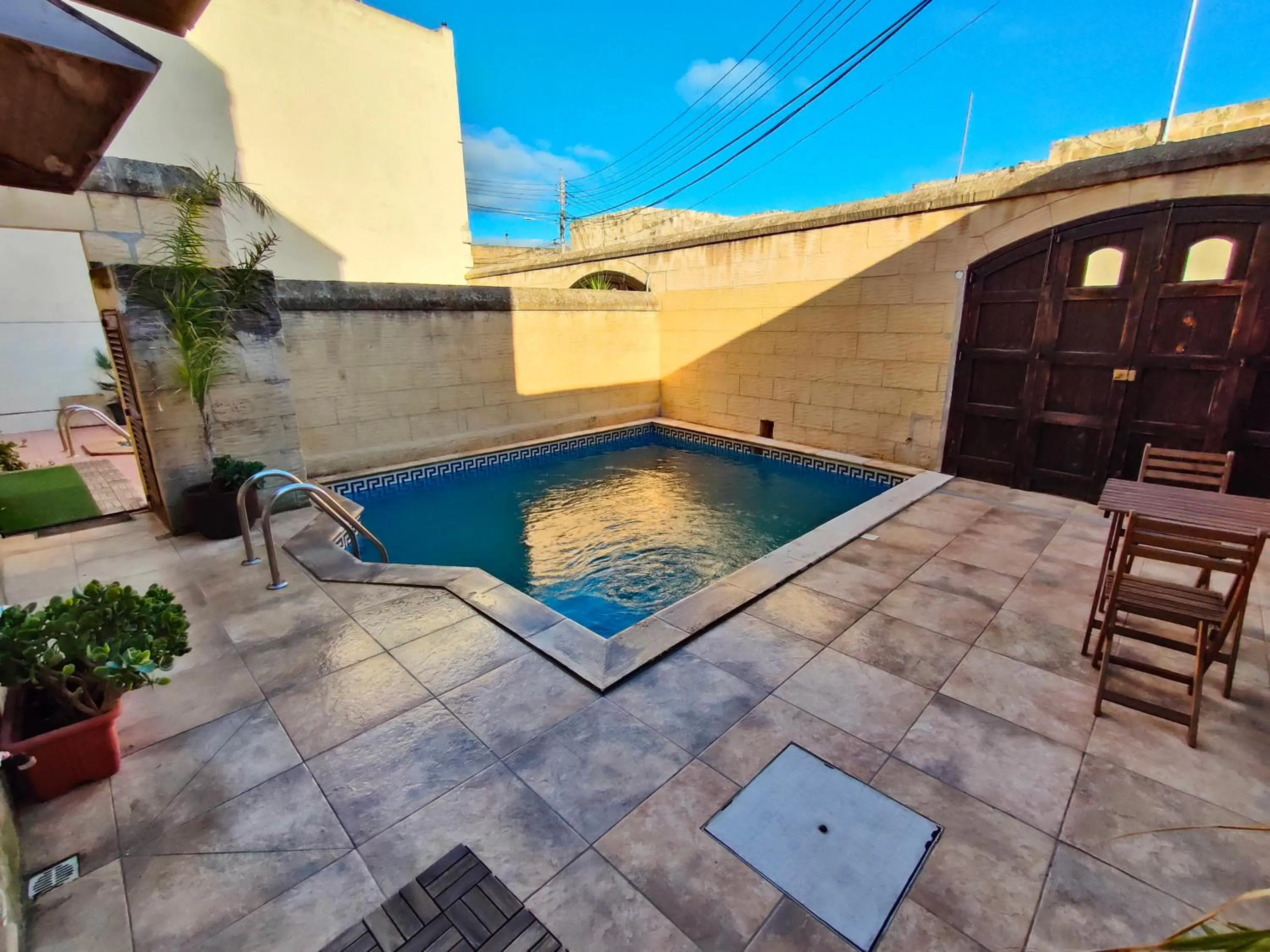Swimming pool in Grotto's Paradise B&B