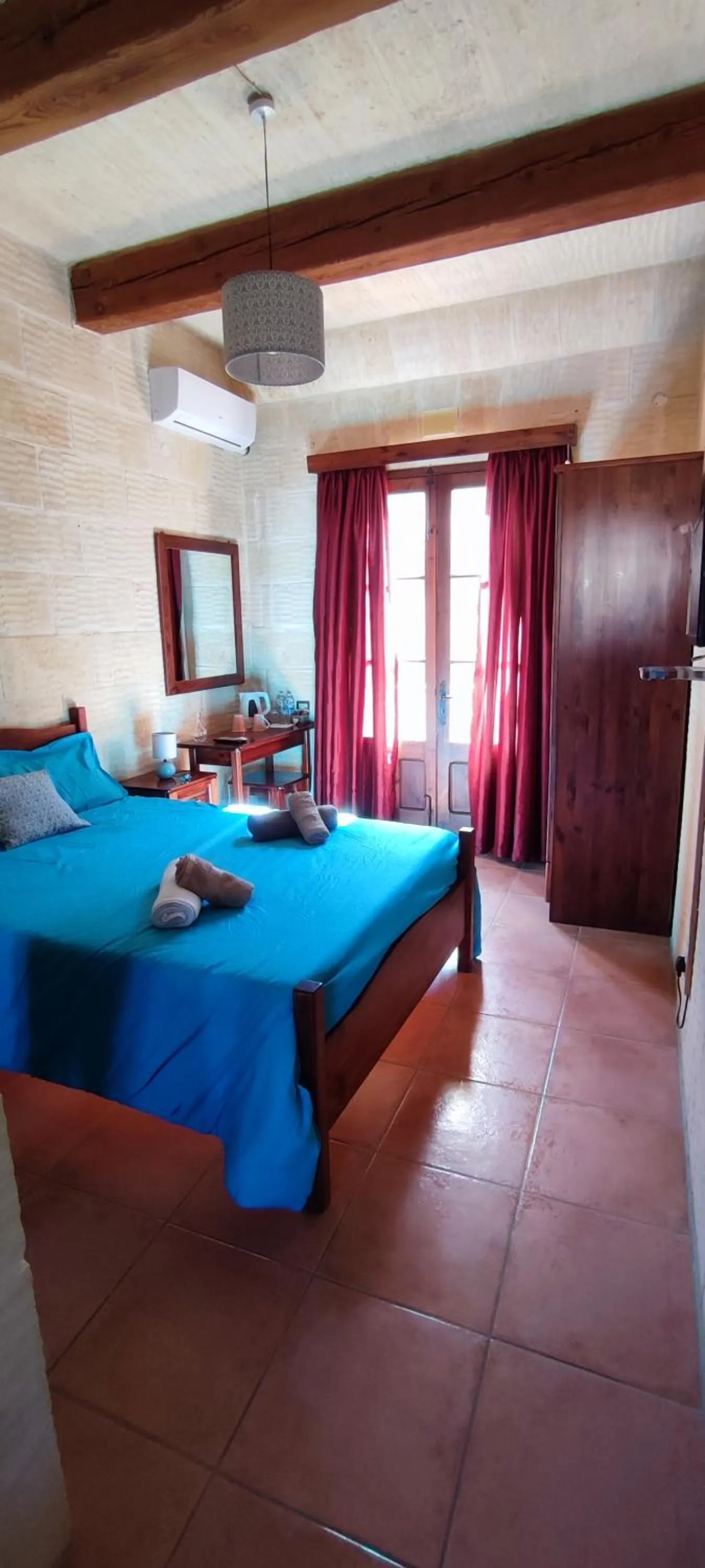 Photo of the whole room, Bed in Grotto's Paradise B&B