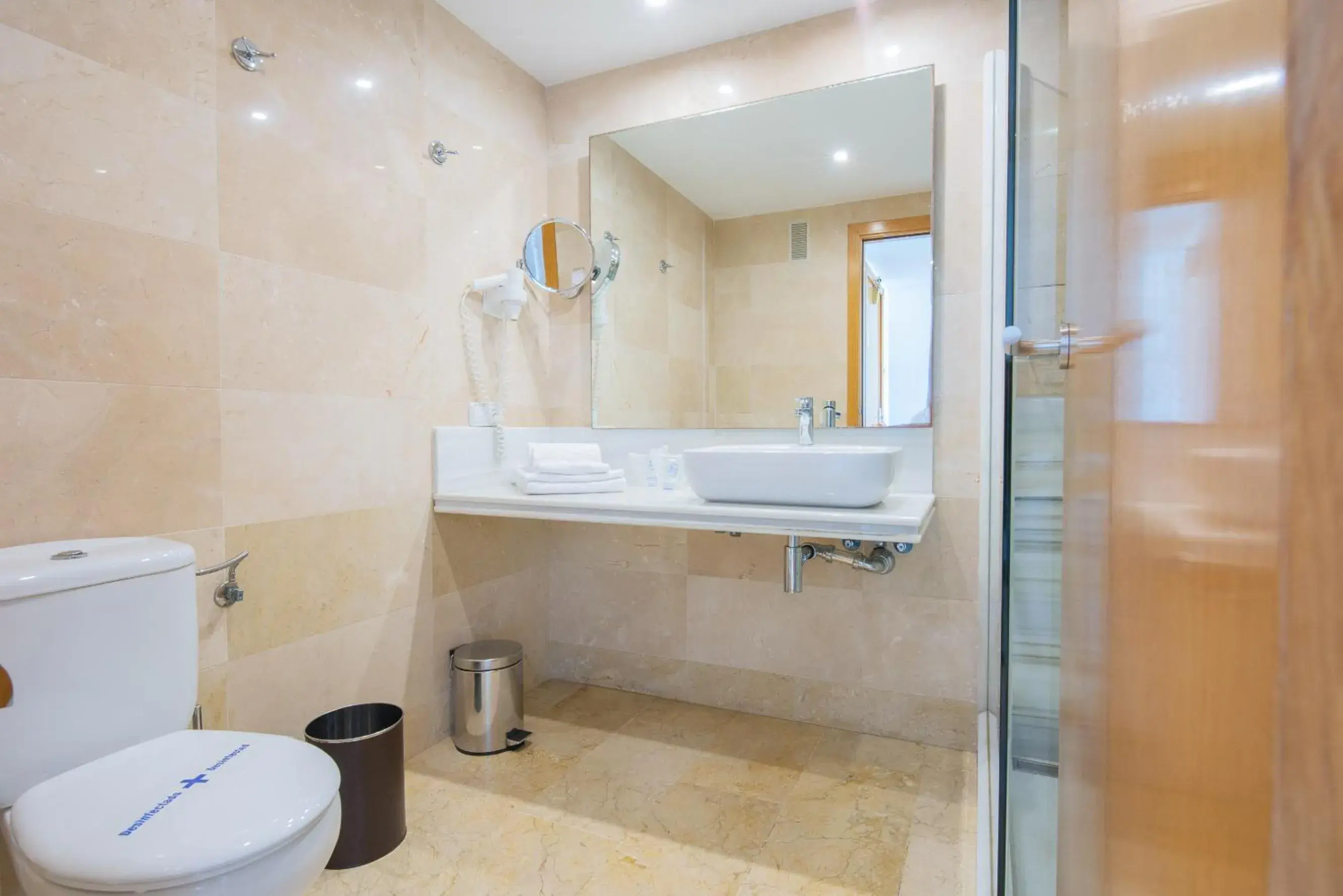 Bathroom in Aparthotel Dunes Platja Bathroom in Aparthotel Dunes Platja